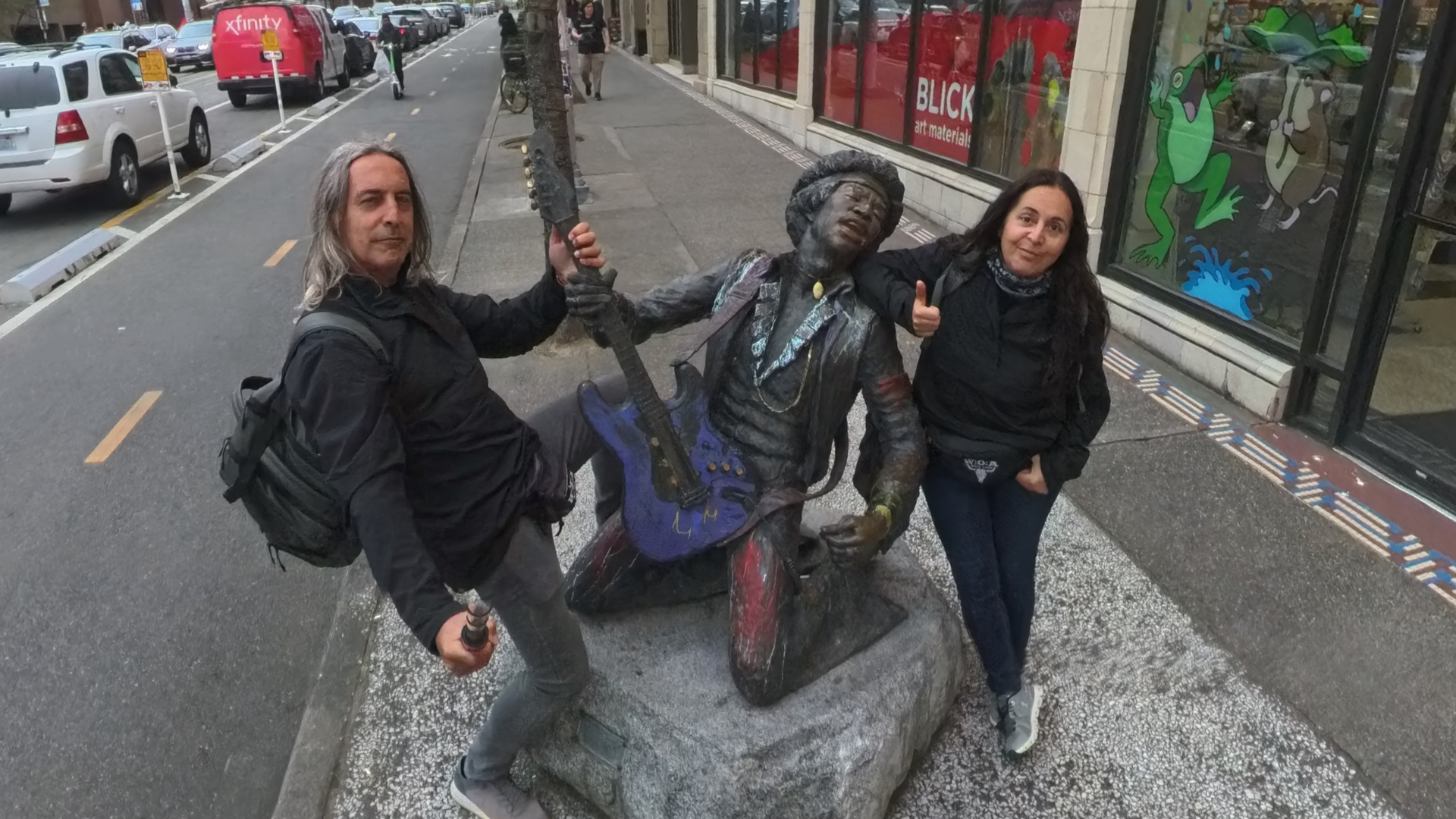 Héctor y Marta posan abrazados a la estatua de Jimi Hendrix Héctor y Marta posan abrazados a la estatua de Jimi Hendrix