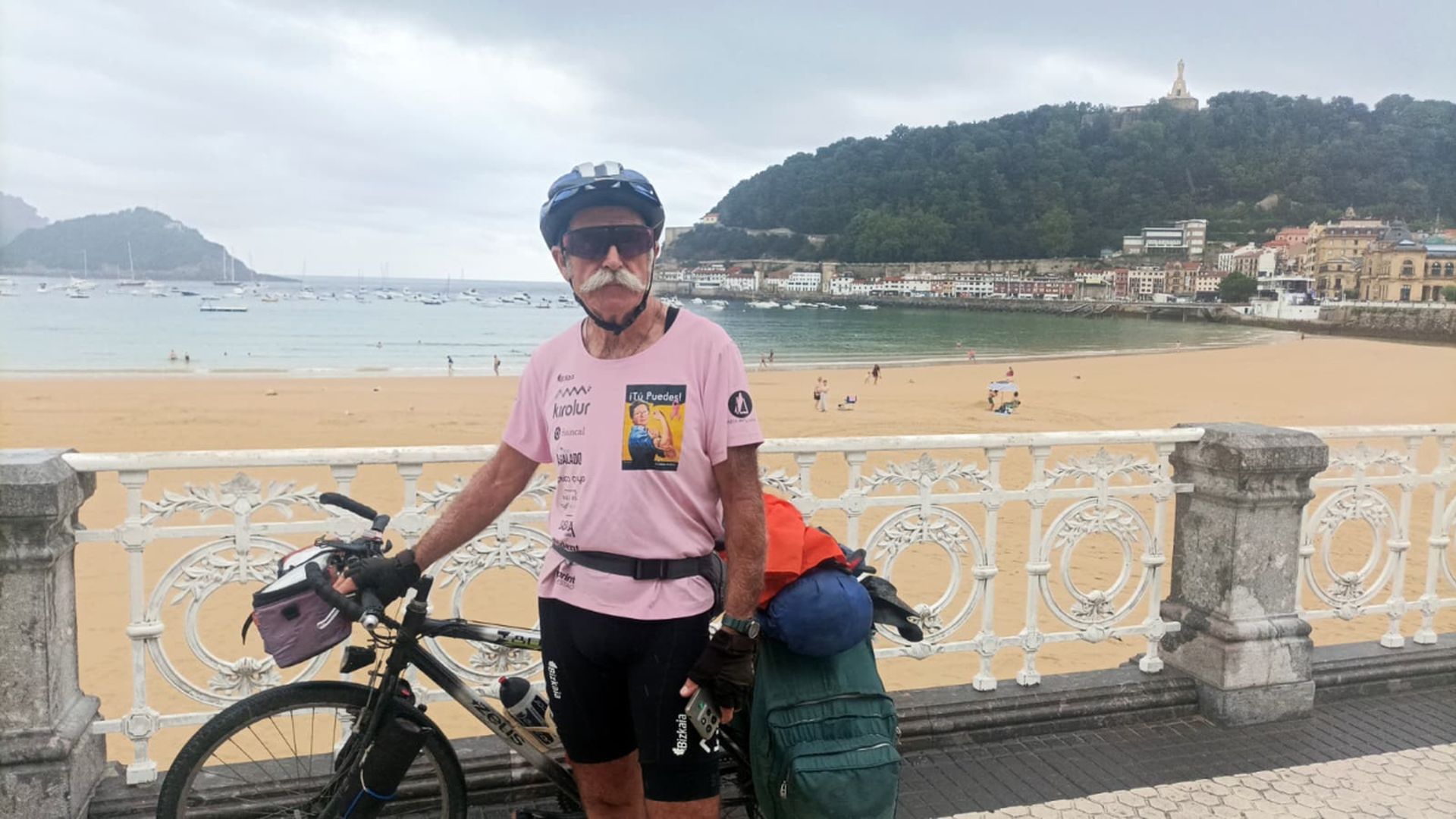 Juanjo Calvo posa con su bicicleta en Donostia, a tres días de acabar su viaje Juanjo Calvo posa con su bicicleta en Donostia, a tres días de acabar su viaje