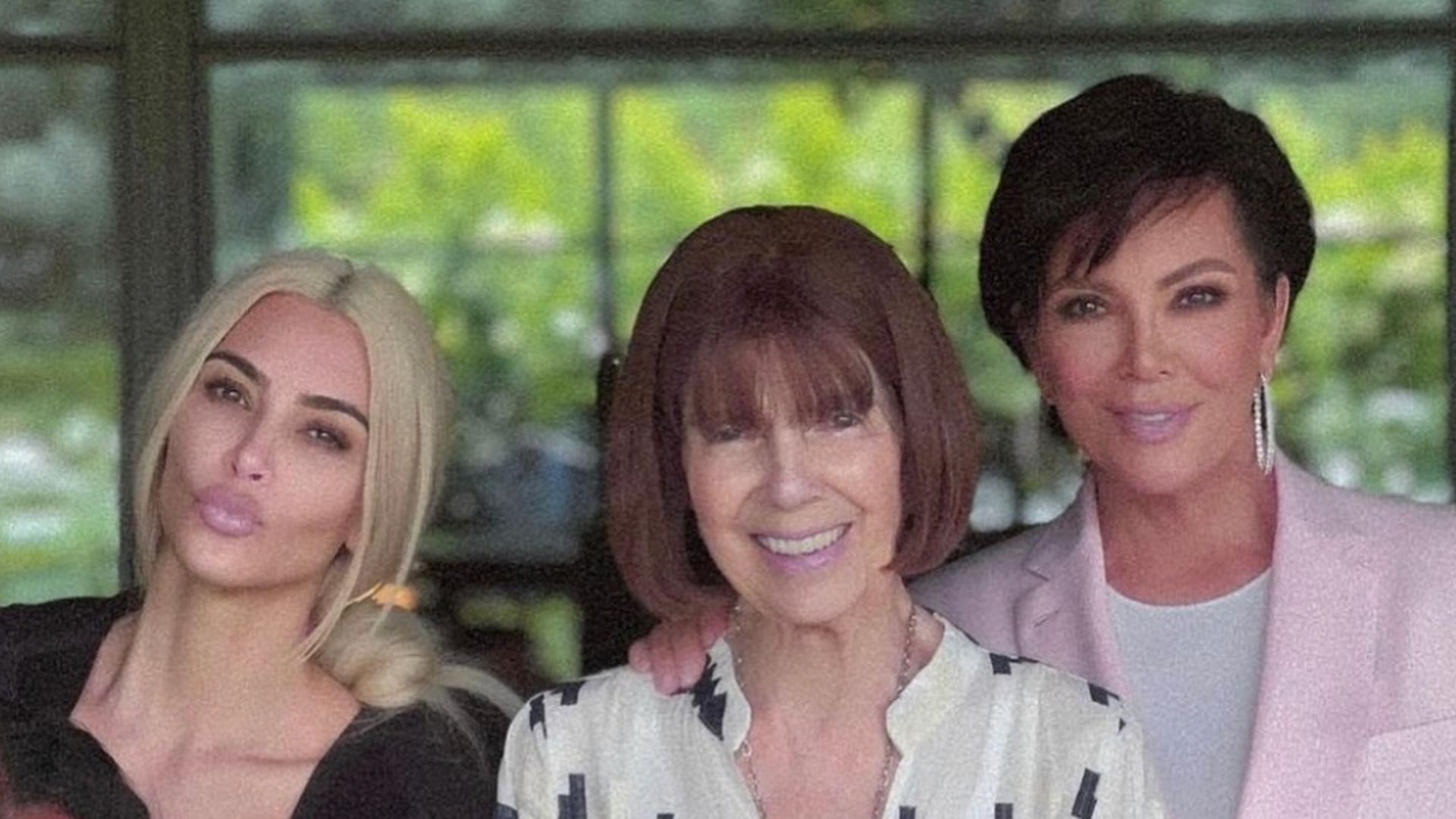 Kim Kardashian, su abuela, MJ, y Kris Jenner Kim Kardashian, su abuela, MJ, y Kris Jenner