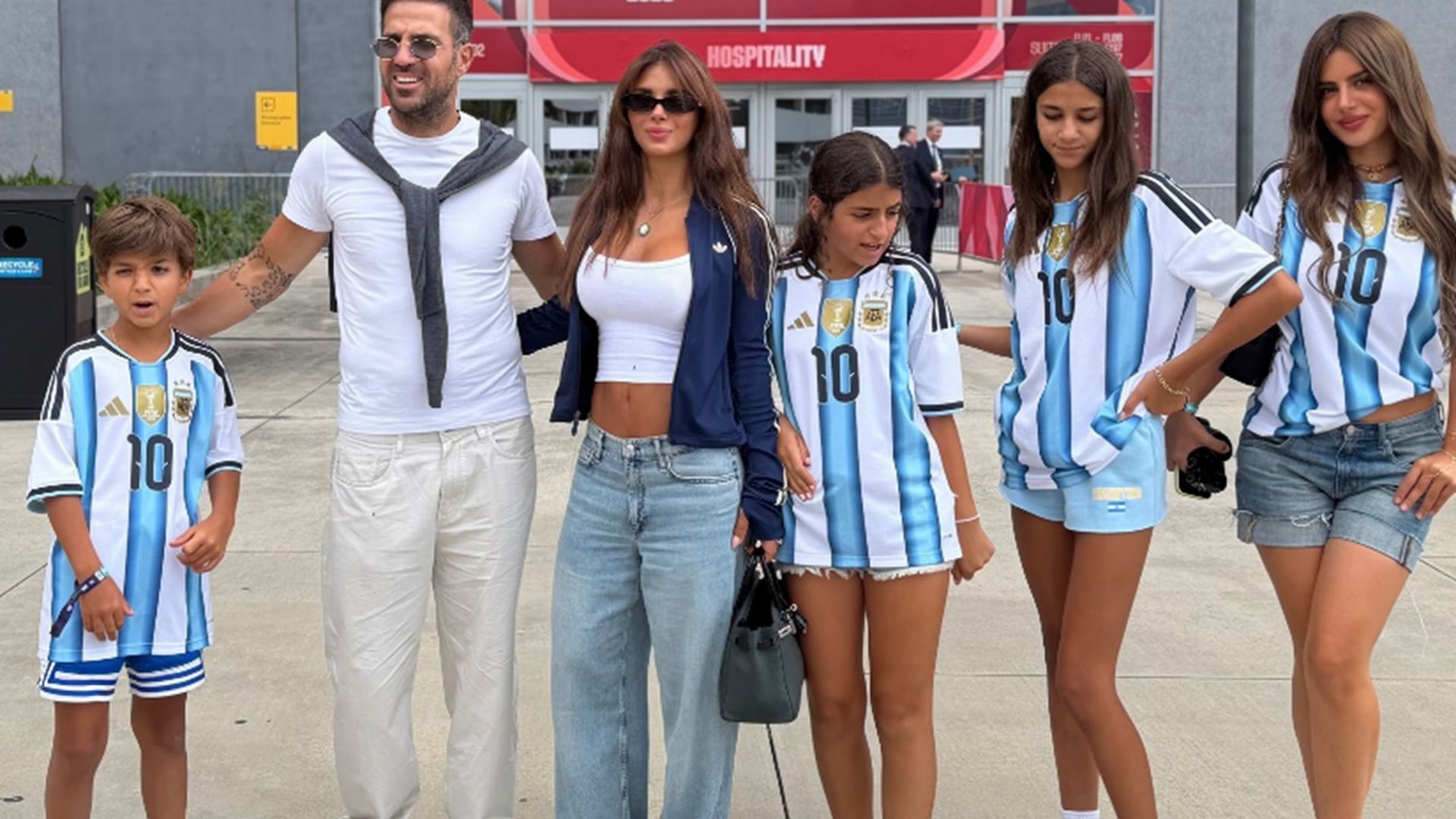 La familia de Cesc Fábregas, con la albiceleste en la semifinal del Mundial entre Argentina e Inglaterra La familia de Cesc Fábregas, con la albiceleste en la semifinal del Mundial entre Argentina e Inglaterra