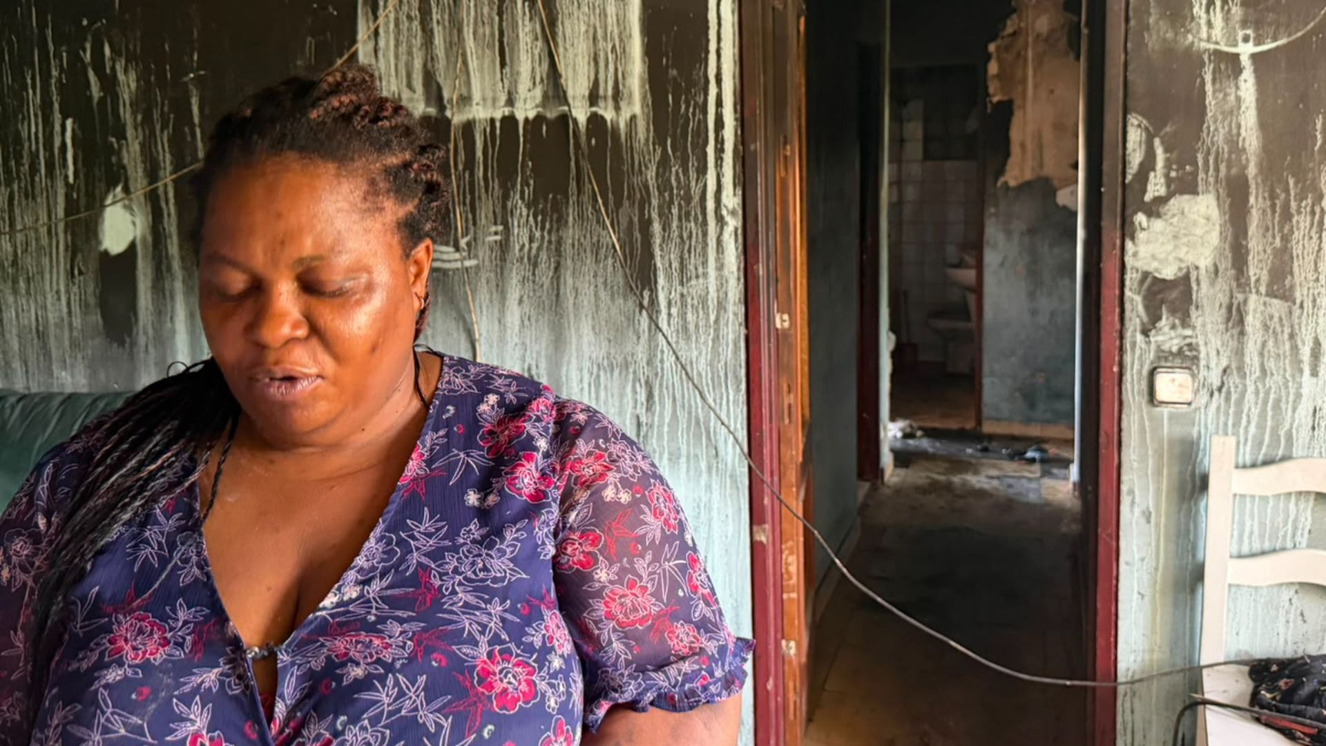 La llamada de auxilio de María, una vecina de Sevilla con 4 hijos, tras arrasar un incendio su casa: "No tenemos nada" La llamada de auxilio de María, una vecina de Sevilla con 4 hijos, tras arrasar un incendio su casa: "No tenemos nada"