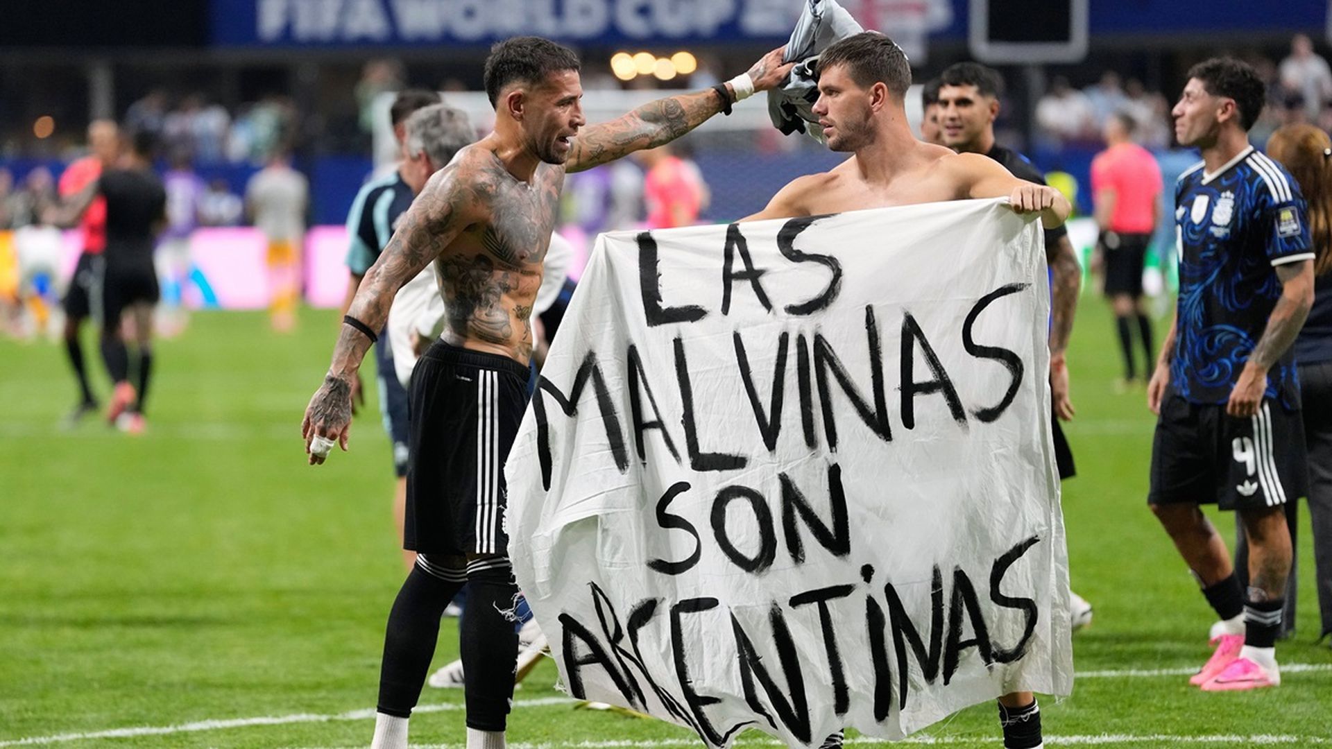 Lo Celso despliega el cartel de las Malvinas en la semifinal del Mundial ante Inglaterra Lo Celso despliega el cartel de las Malvinas en la semifinal del Mundial ante Inglaterra