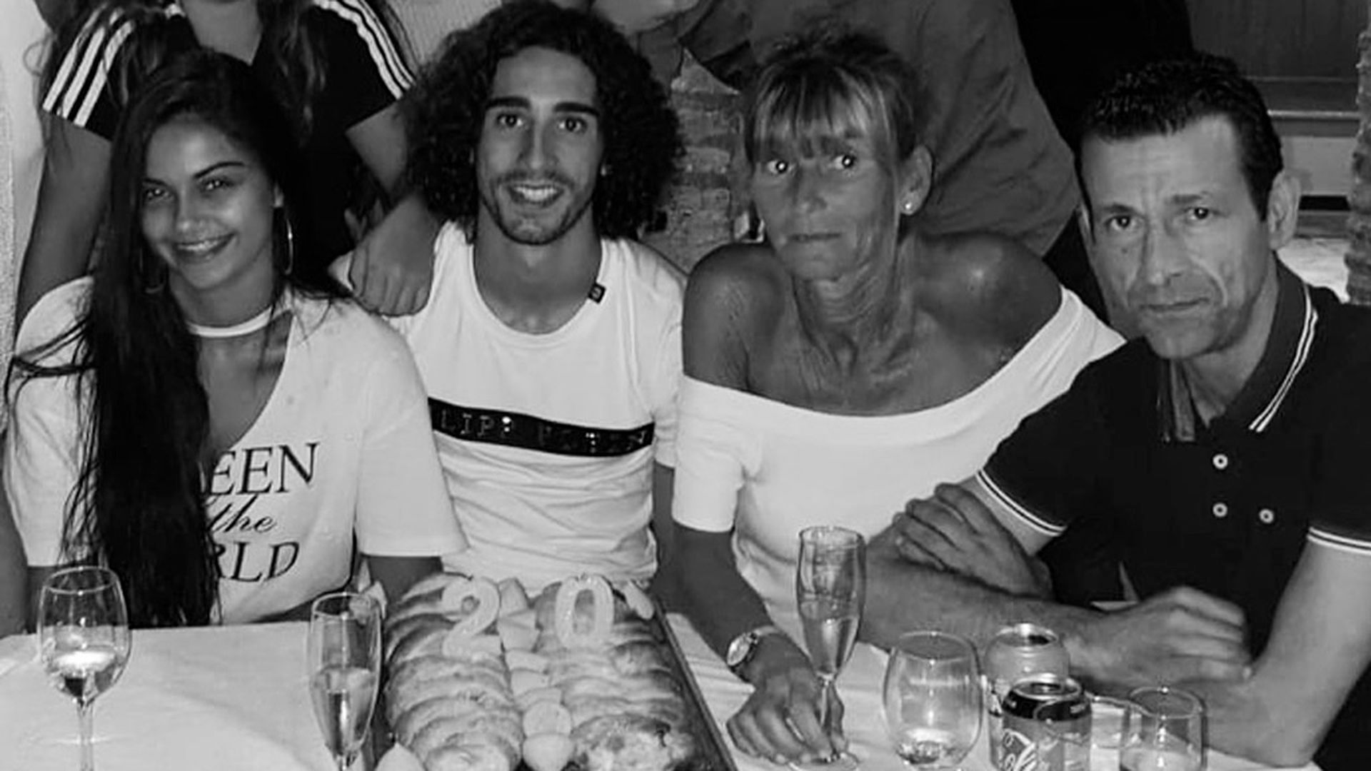 Marc Cucurella, con sus padres, Óscar y Patricia, y su pareja, Claudia Rodríguez