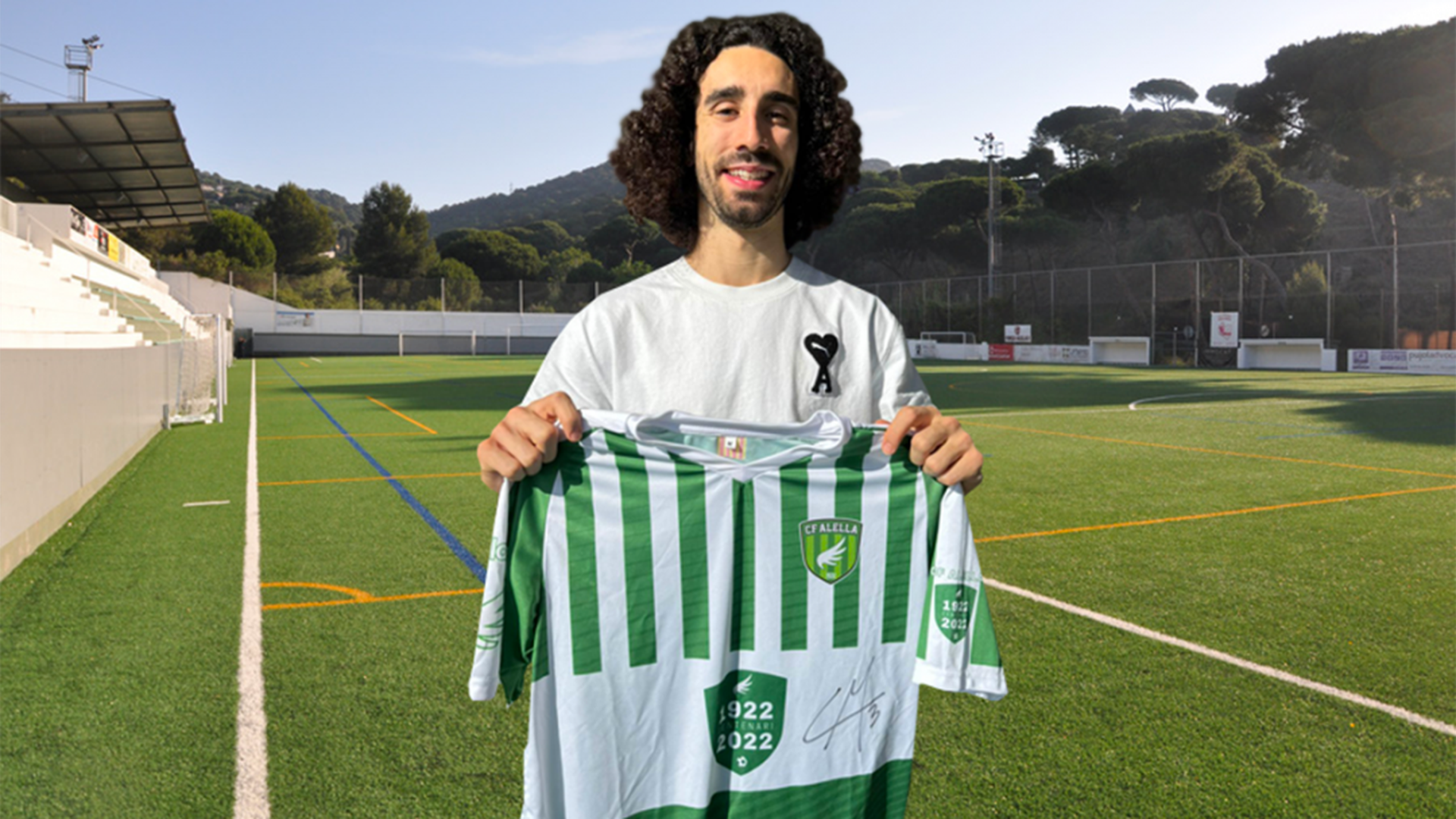 Marc Cucurella creció en Alella, un pueblo de El Maresme al que sigue muy vinculado (en la imagen, en el campo de fútbol del equipo local)
