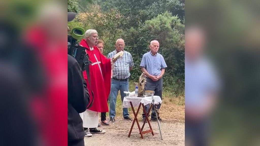 Misa en plena carretera para reivindicar el abandono de la vía LU-170 en Lugo