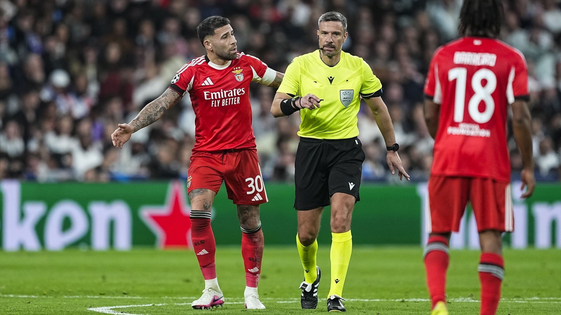 Otamendi, protestando a Slavko Vincic en un partido