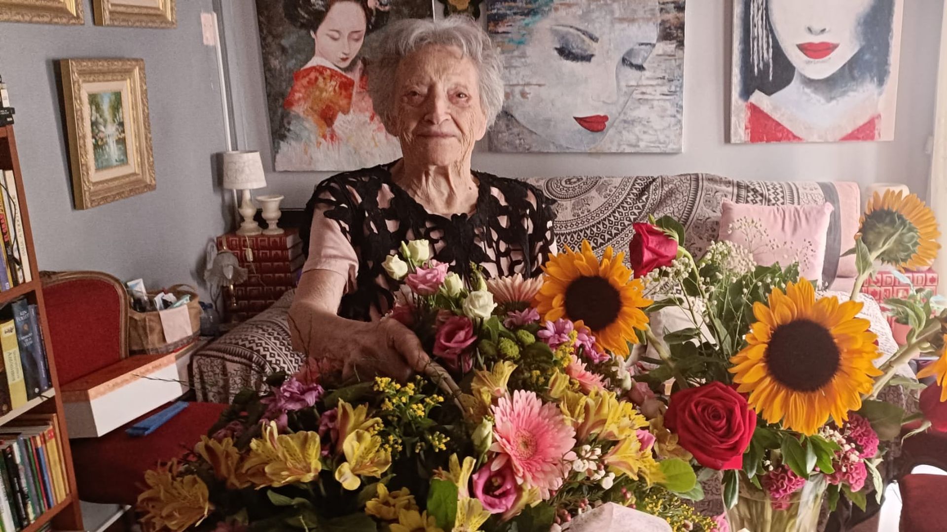 Pepita Bernat, con los ramos de flores de su aniversario