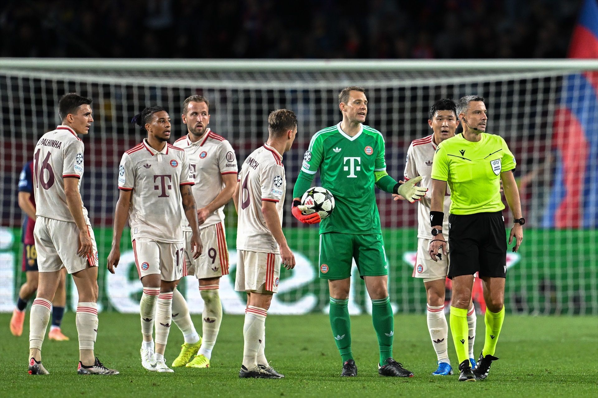Slavko Vincic en el partido entre el Bayern Munich y el FC Barcelona