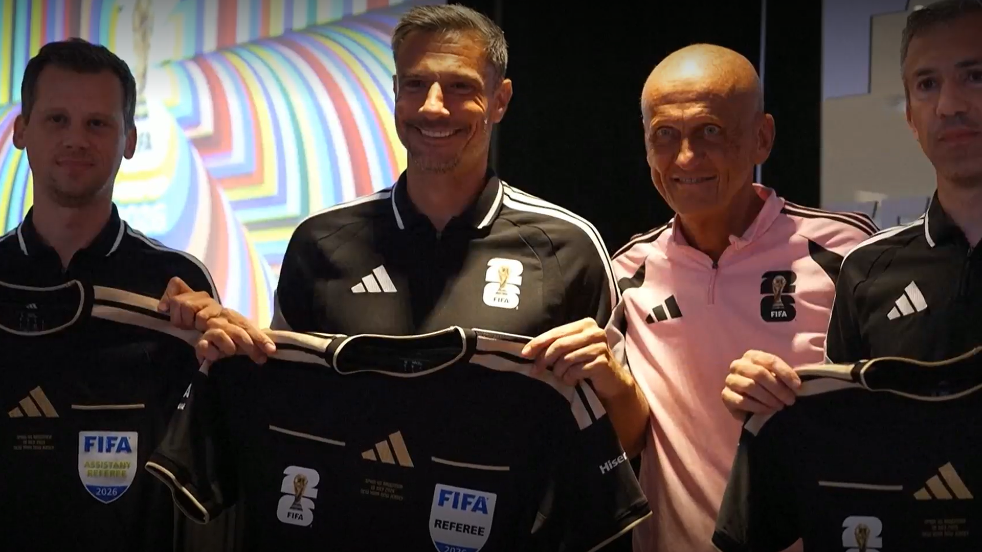 Slavko Vincic posa con Pierluigi Collina y los dos asistentes con los que pitará la final del Mundial