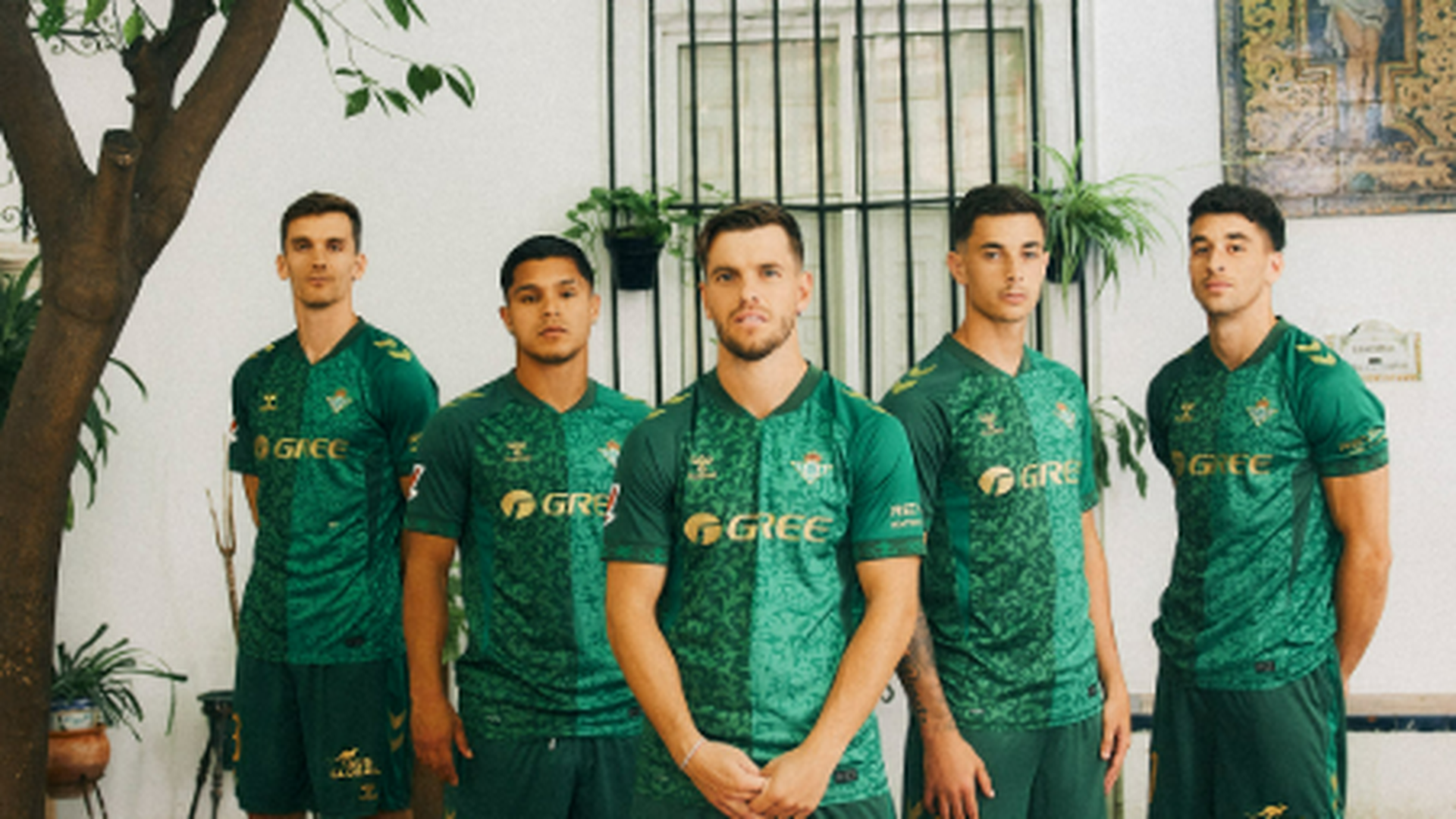 Varios jugadores del Betis posan con la segunda equipación de la temporada 26/27