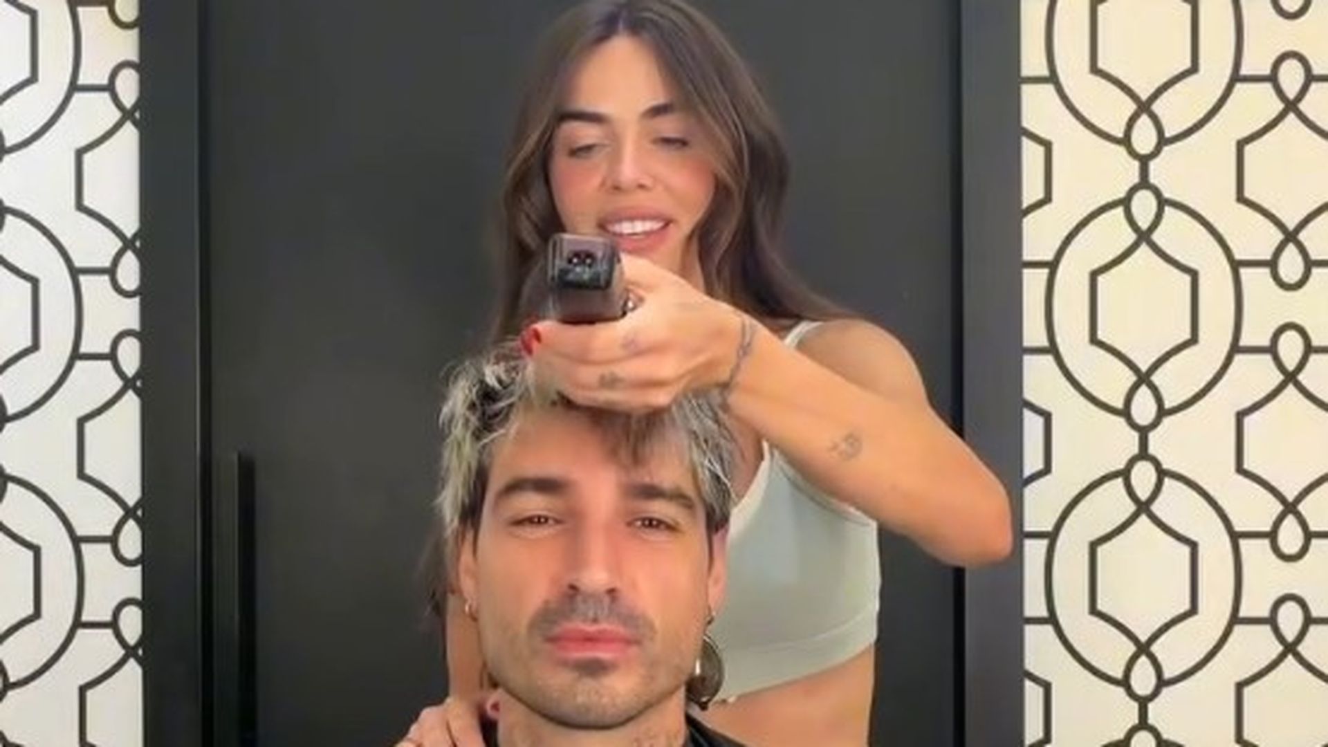 Violeta le corta el pelo a Fabio Violeta le corta el pelo a Fabio