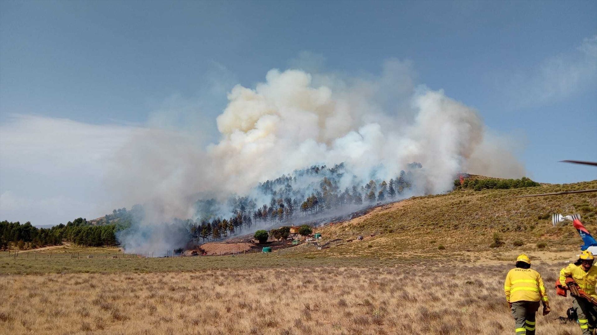 Declarado un incendio forestal en Laujar de Andarax, Almería, que moviliza a 12 medios aéreos y a 60 efectivos por tierra Declarado un incendio forestal en Laujar de Andarax, Almería, que moviliza a 12 medios aéreos y a 60 efectivos por tierra