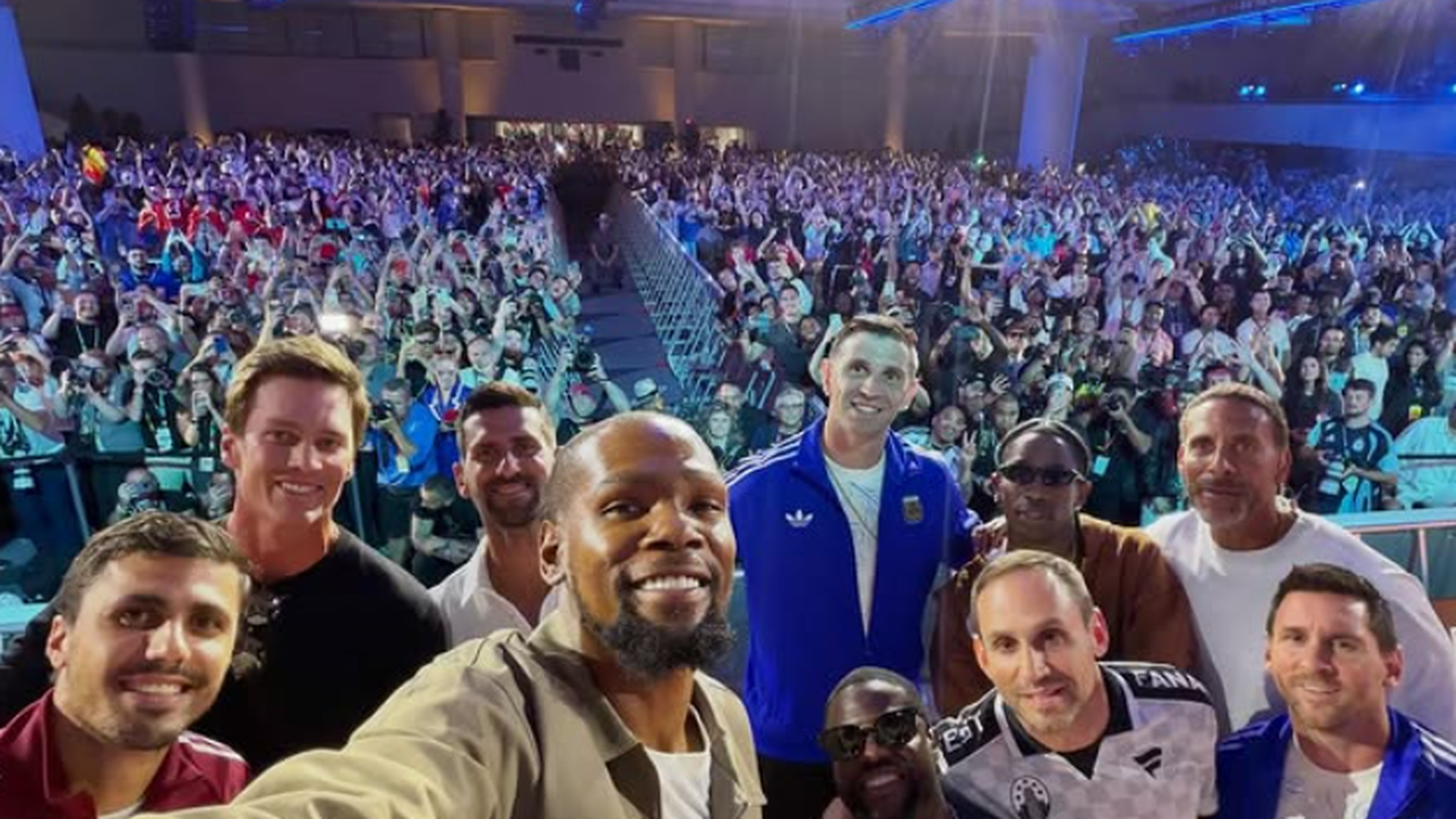 El icónico selfie de Tom Brady, Kevin Durant y Novak Djokovic con Messi y Rodri por la final del Mundial 2026 El icónico selfie de Tom Brady, Kevin Durant y Novak Djokovic con Messi y Rodri por la final del Mundial 2026