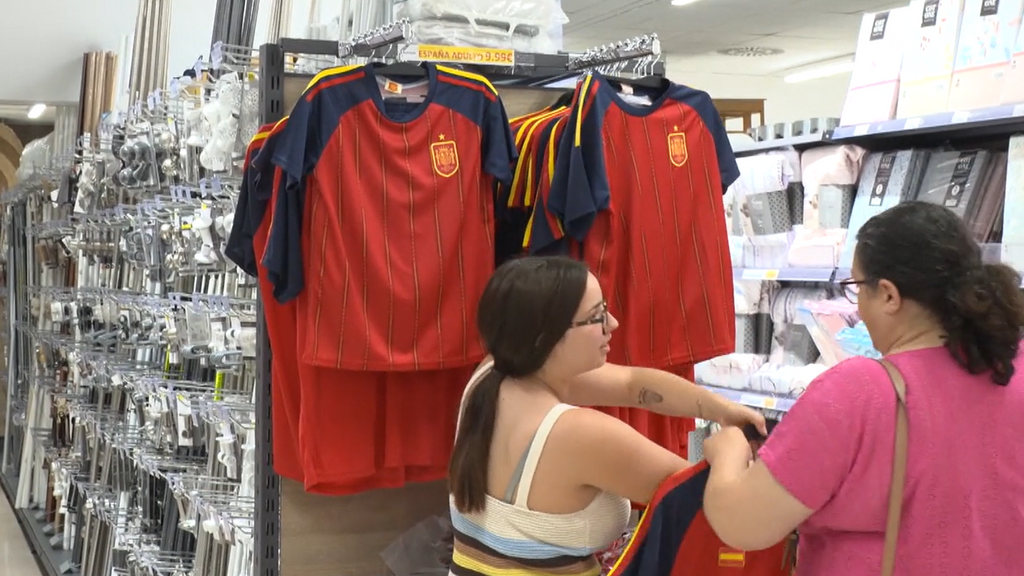 El negocio del Mundial 2026: los bares, bazares y supermercados registran un pico en sus beneficios por el fútbol