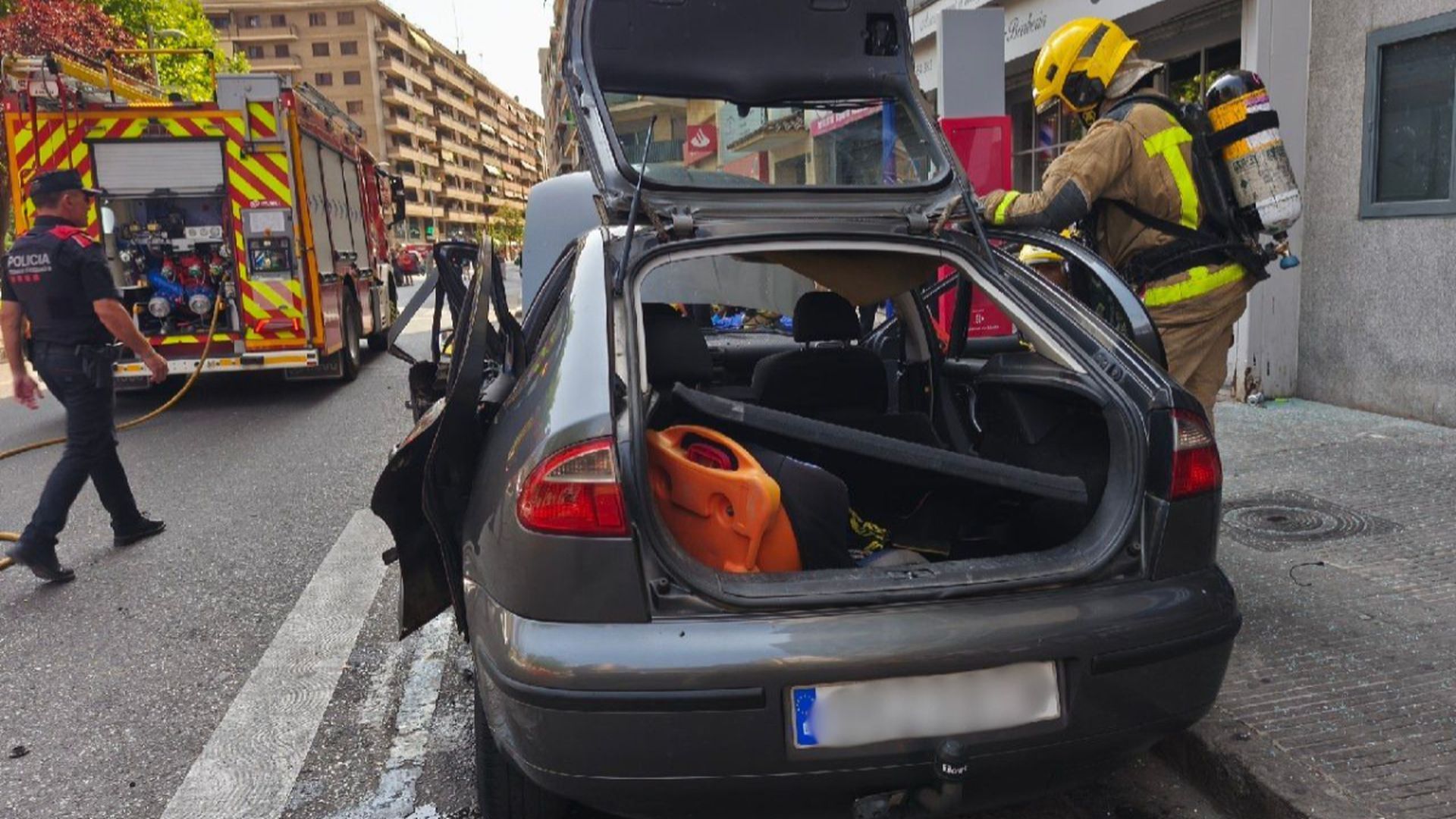 Estado en el que ha quedado el coche que ha registrado una explosión en Lleida Estado en el que ha quedado el coche que ha registrado una explosión en Lleida