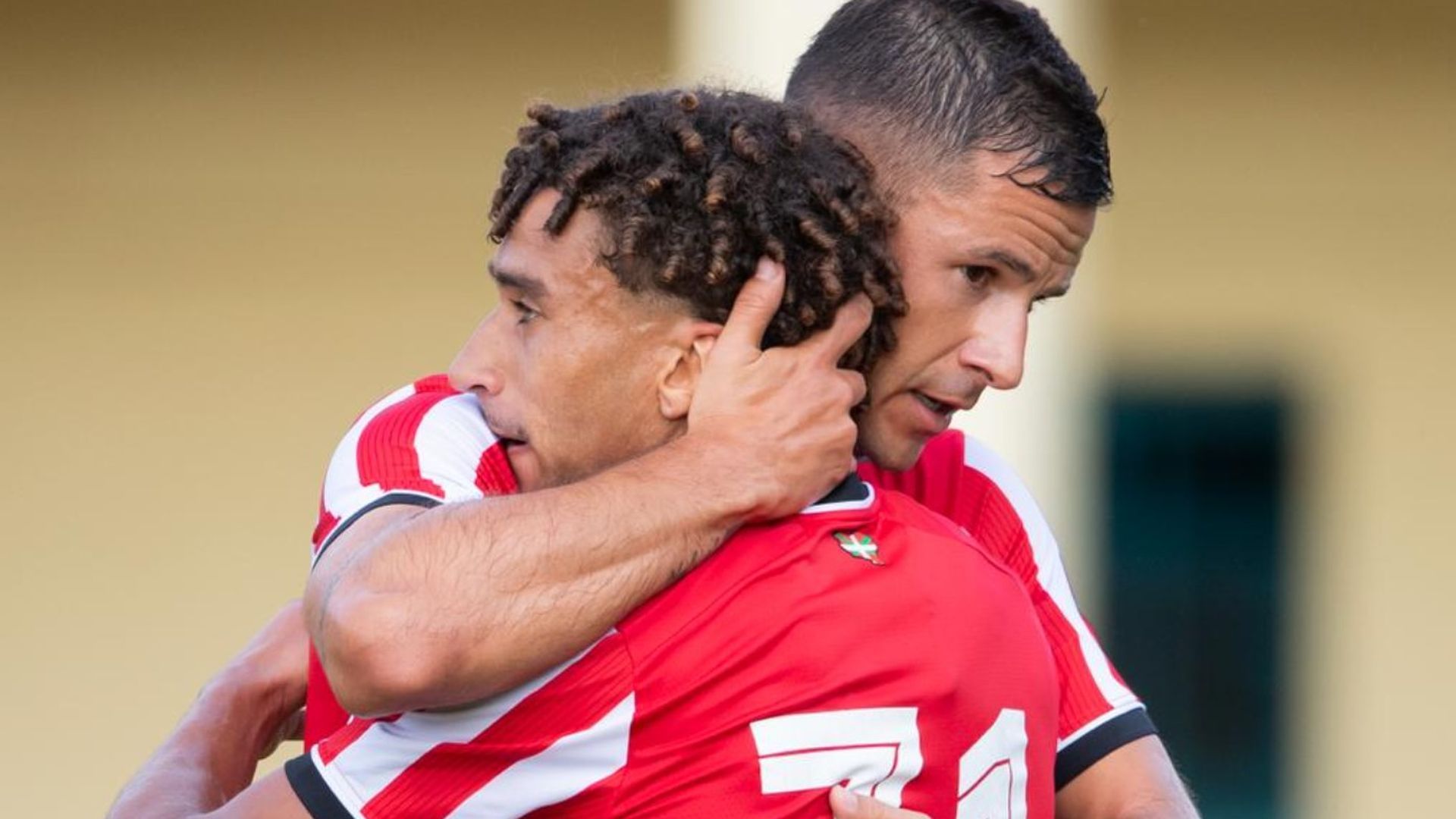 Gorka Guruzeta y Johaneko se abrazan en el Leioa-Athletic Gorka Guruzeta y Johaneko se abrazan en el Leioa-Athletic