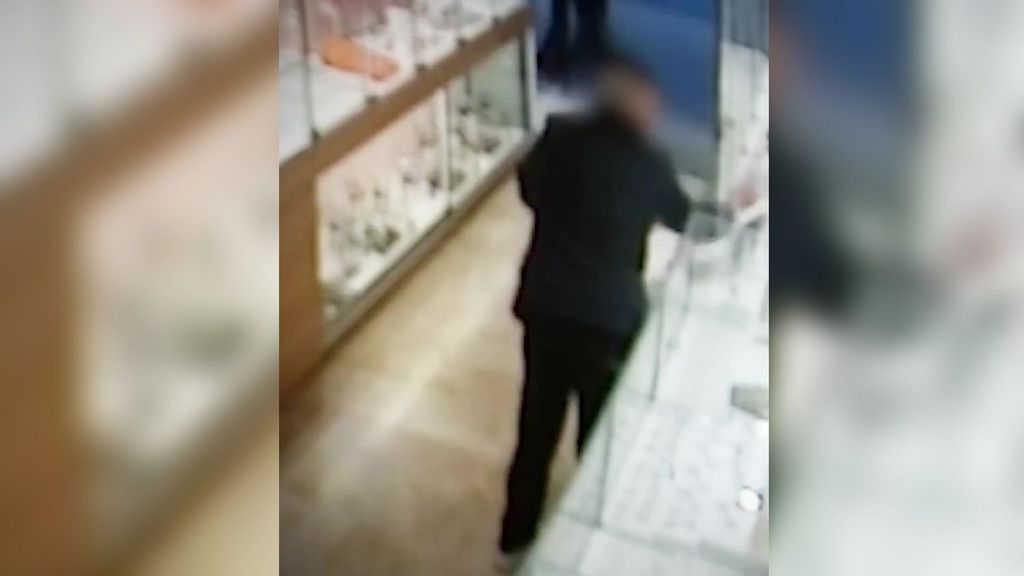 Graban cómo un hombre y una mujer roban más de 8.500 euros en joyas en un local de Barcelona: ambos están detenidos