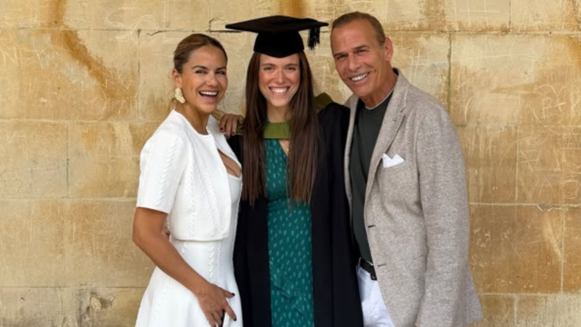 La emoción de Mónica Hoyos y Carlos Lozano en la graduación de su hija Luna en Reino Unido La emoción de Mónica Hoyos y Carlos Lozano en la graduación de su hija Luna en Reino Unido