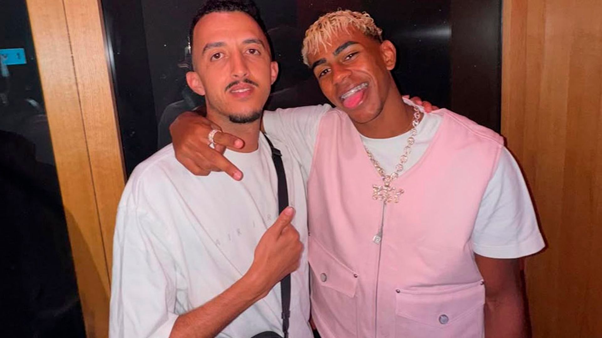 Moha trabaja en el negocio familiar de su padre, Abdul, además de haber sido chófer ocasional de su primo