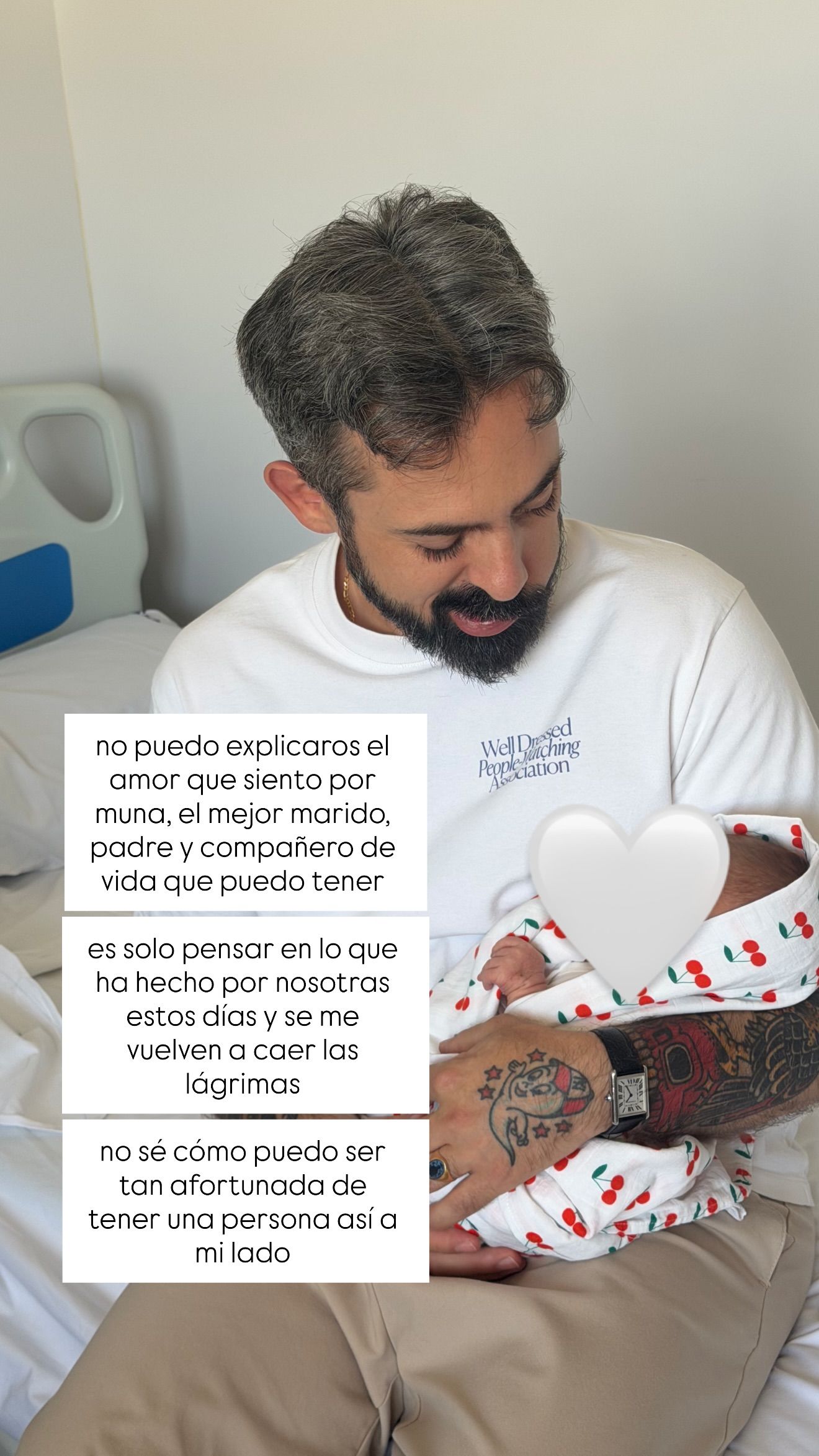 Muna con su pequeña Candela en brazos
