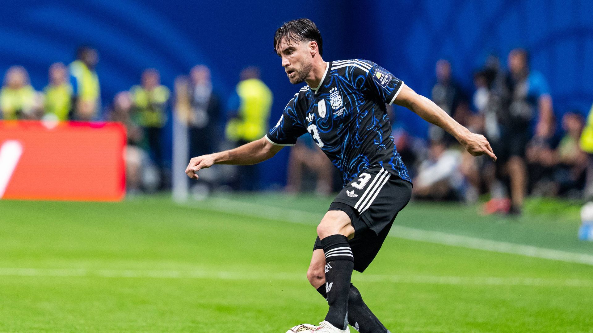 Nicolás Tagliafico controla un balón en el Inglaterra-Argentina del Mundial