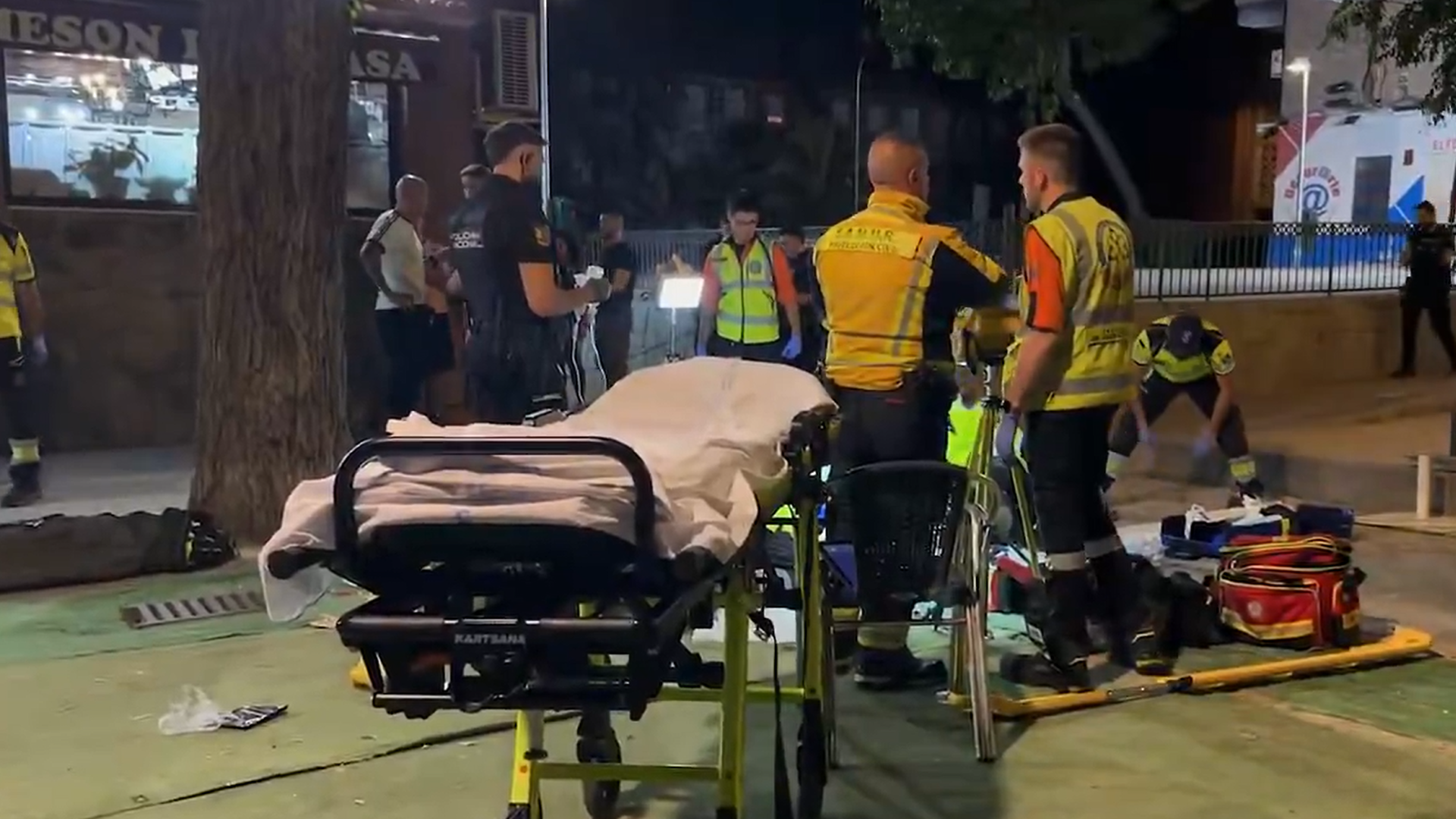 Sanitarios y agentes atienden a heridos tras una reyerta en Madrid