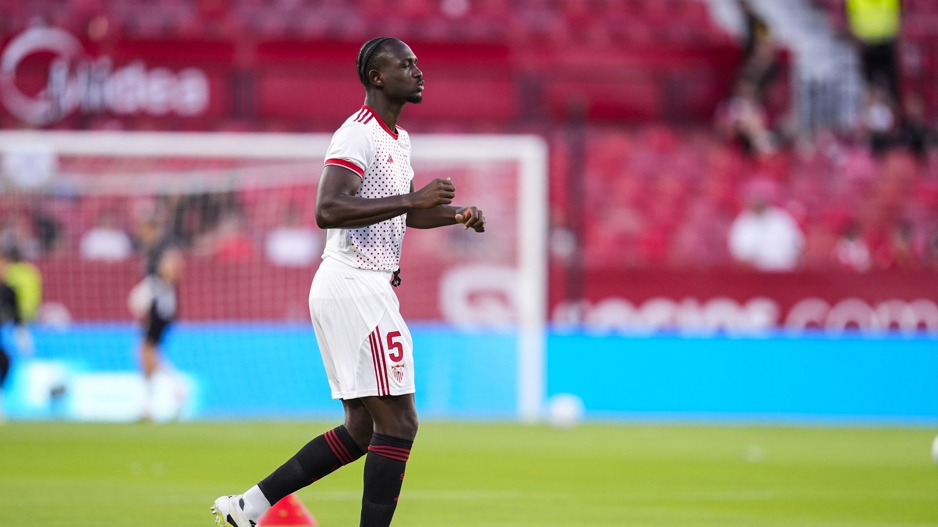 Tanguy Nianzou calienta antes de un partido del Sevilla Tanguy Nianzou calienta antes de un partido del Sevilla