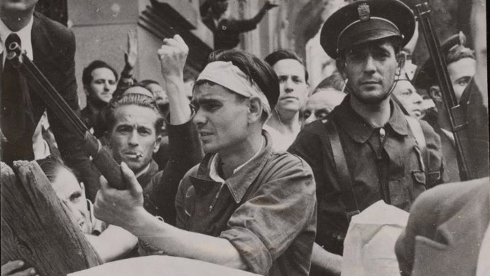 Un civil armado junto a un guardia de asalto en las inmediaciones del Cuartel de la Montaña de Madrid tras la sublevación militar del 18 de julio Un civil armado junto a un guardia de asalto en las inmediaciones del Cuartel de la Montaña de Madrid tras la sublevación militar del 18 de julio