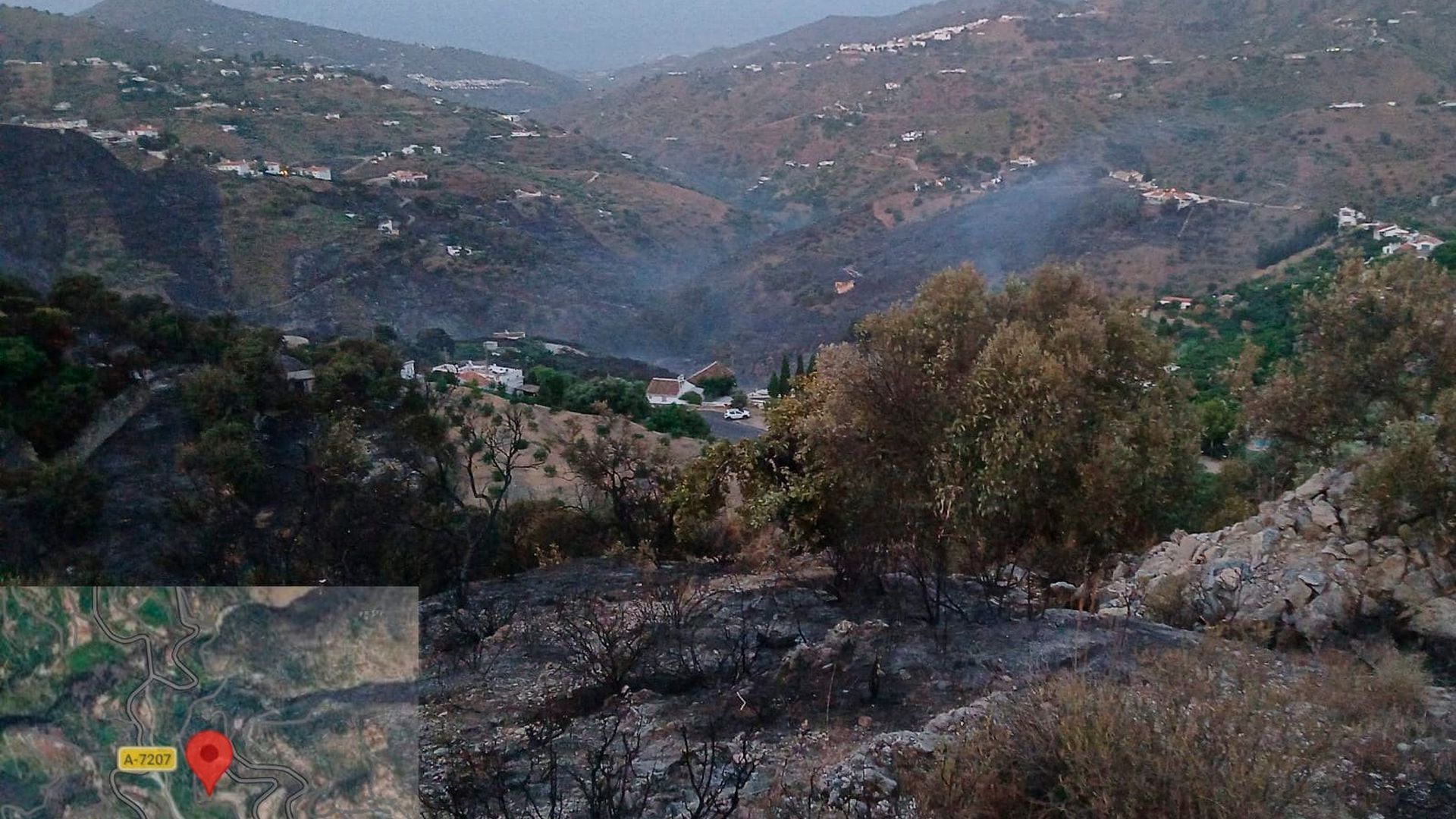 Zona montañosa calcinada por el fuego Zona montañosa calcinada por el fuego