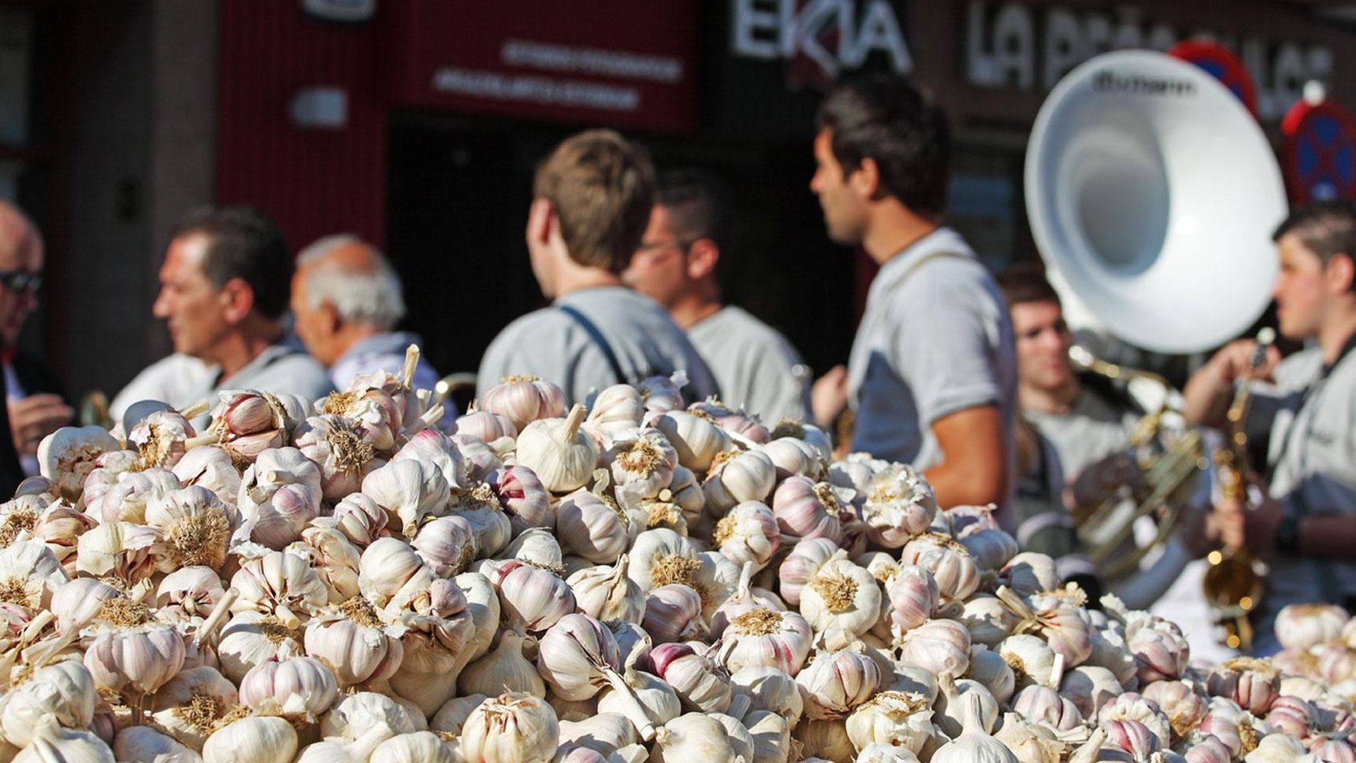 Ajos en uno de los puestos de venta ambulante durante el Día del Blusa y de la Neska en Vitoria, el 25 de julio Ajos en uno de los puestos de venta ambulante durante el Día del Blusa y de la Neska en Vitoria, el 25 de julio