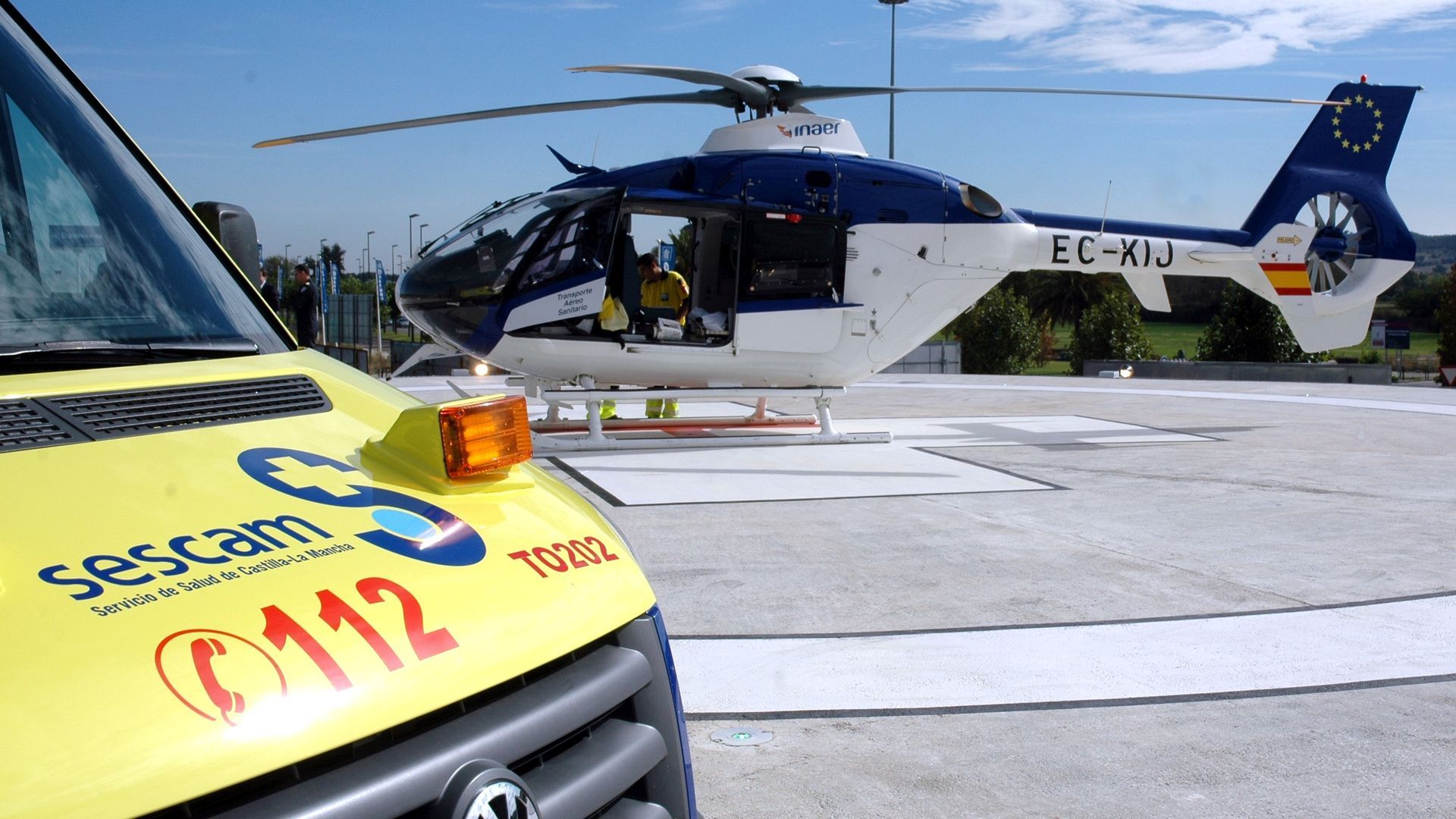 Ambulancia y helicóptero sanitario Ambulancia y helicóptero sanitario