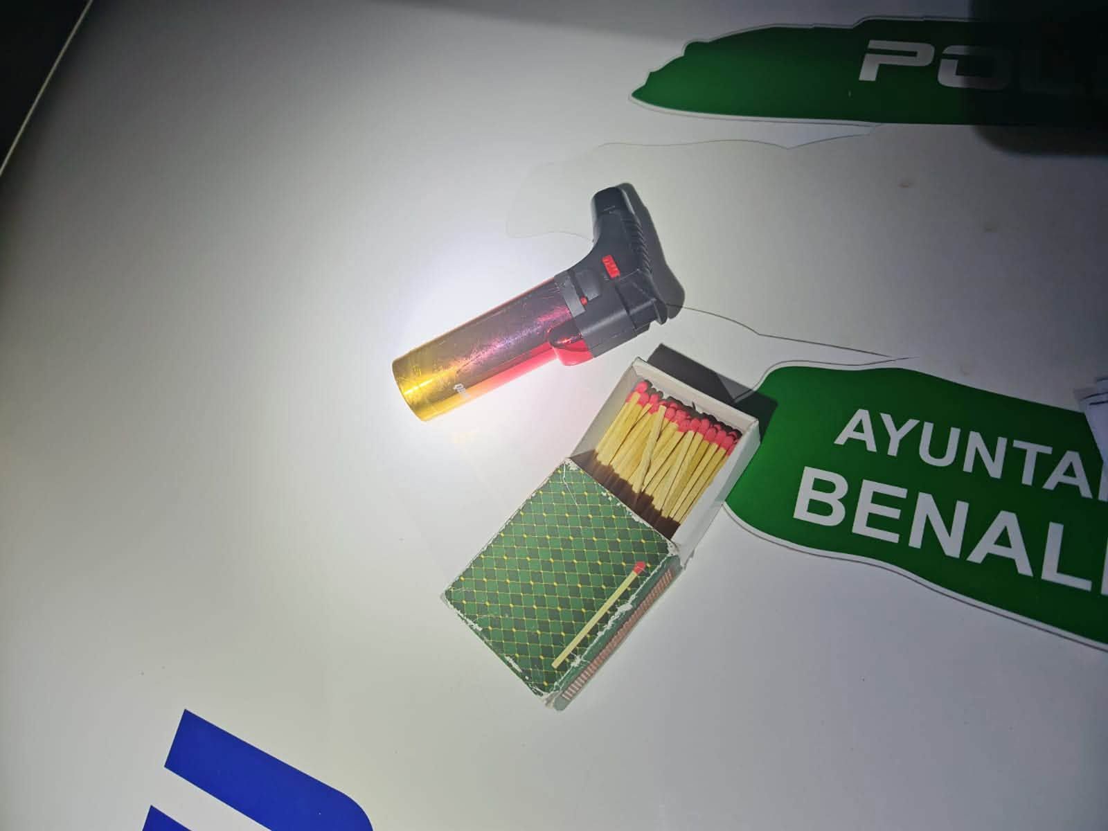 Caja de cerillas y un mechero que tenían los menores identificados