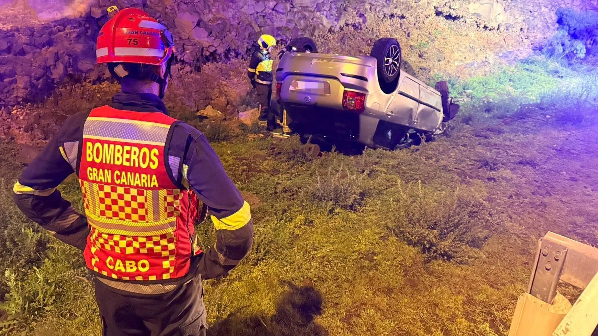 Coche volcado tras sufrir un accidente en Gran Canaria Coche volcado tras sufrir un accidente en Gran Canaria