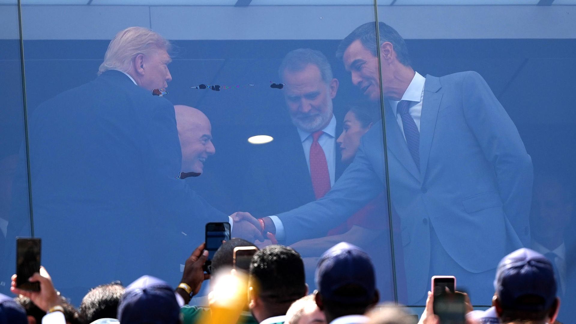 El apretón de manos entre Donald Trump y Pedro Sánchez con el rey Felipe VI como testigo durante la final del Mundial El apretón de manos entre Donald Trump y Pedro Sánchez con el rey Felipe VI como testigo durante la final del Mundial