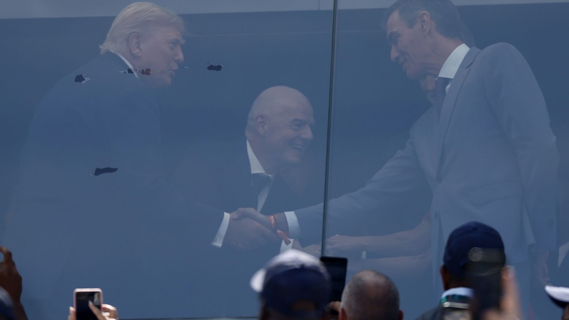El saludo entre Donald Trump y Pedro Sánchez