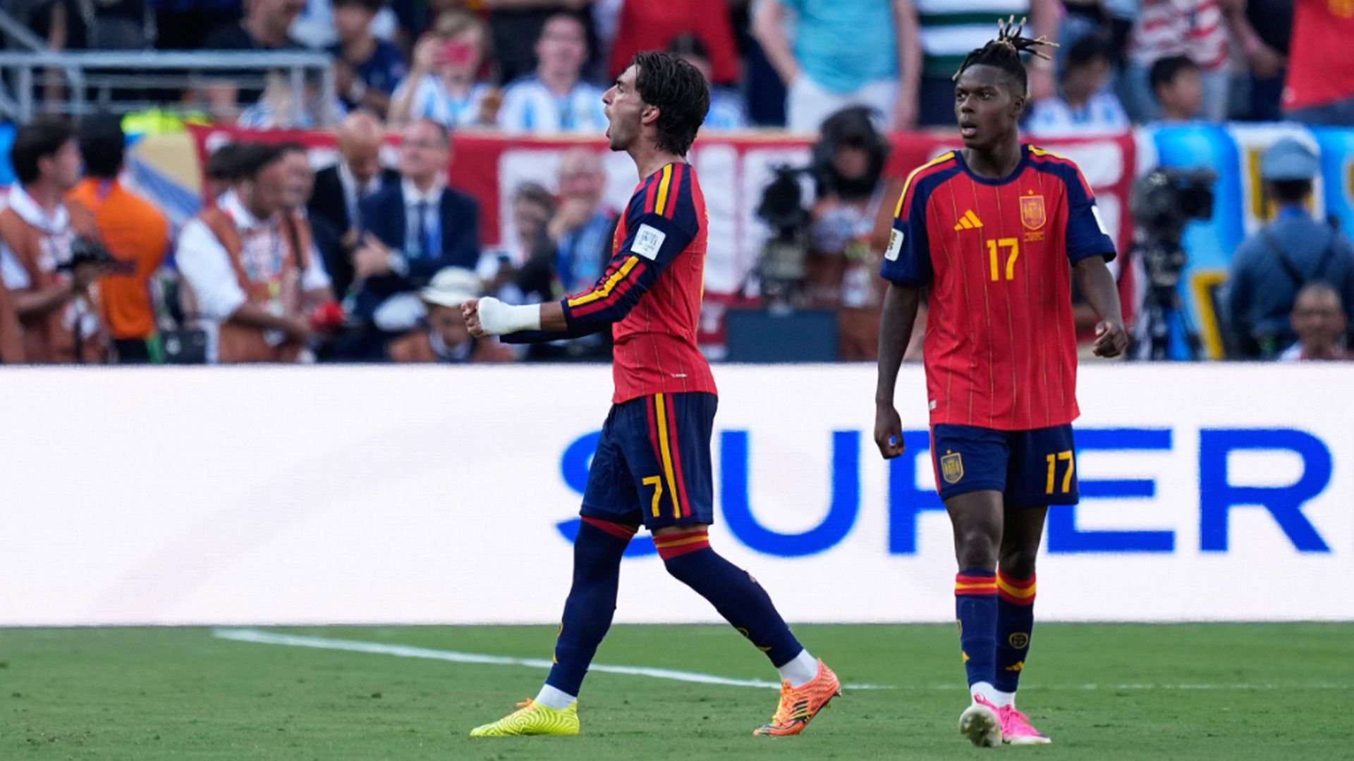 Ferrán Torres y Nico Williams, ante Argentina