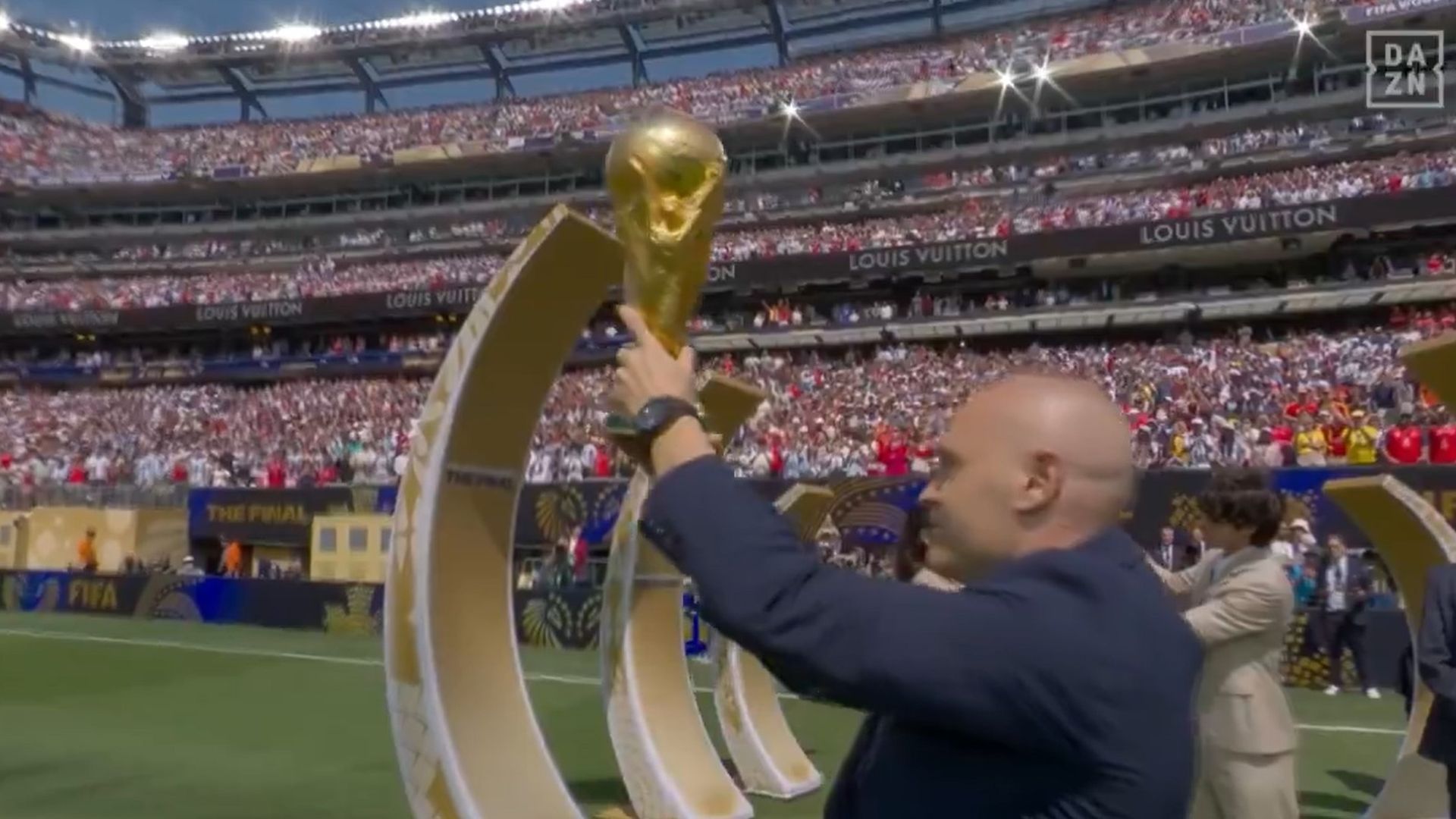 Iniesta con la Copa del Mundo Iniesta con la Copa del Mundo