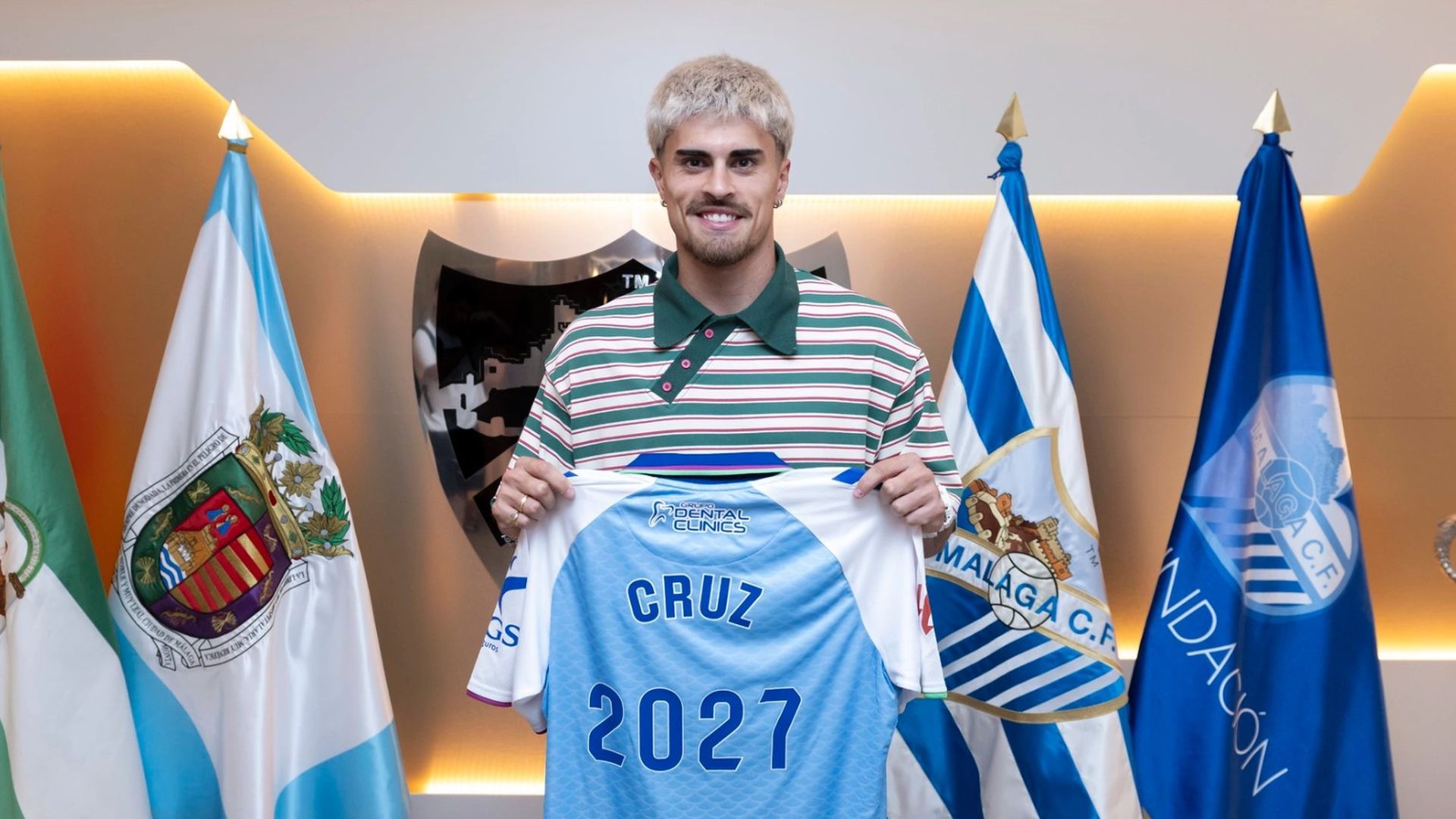 Juan Cruz posa con la camiseta del Málaga Juan Cruz posa con la camiseta del Málaga