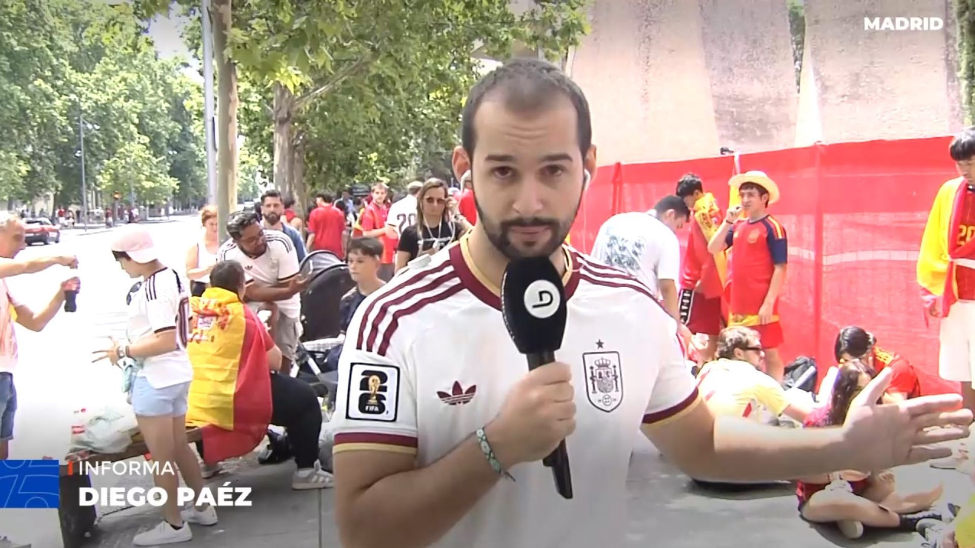 Los fans llenan la plaza de Colón a falta de unas horas para el partido: "Traigan agua, hace mucho calor"