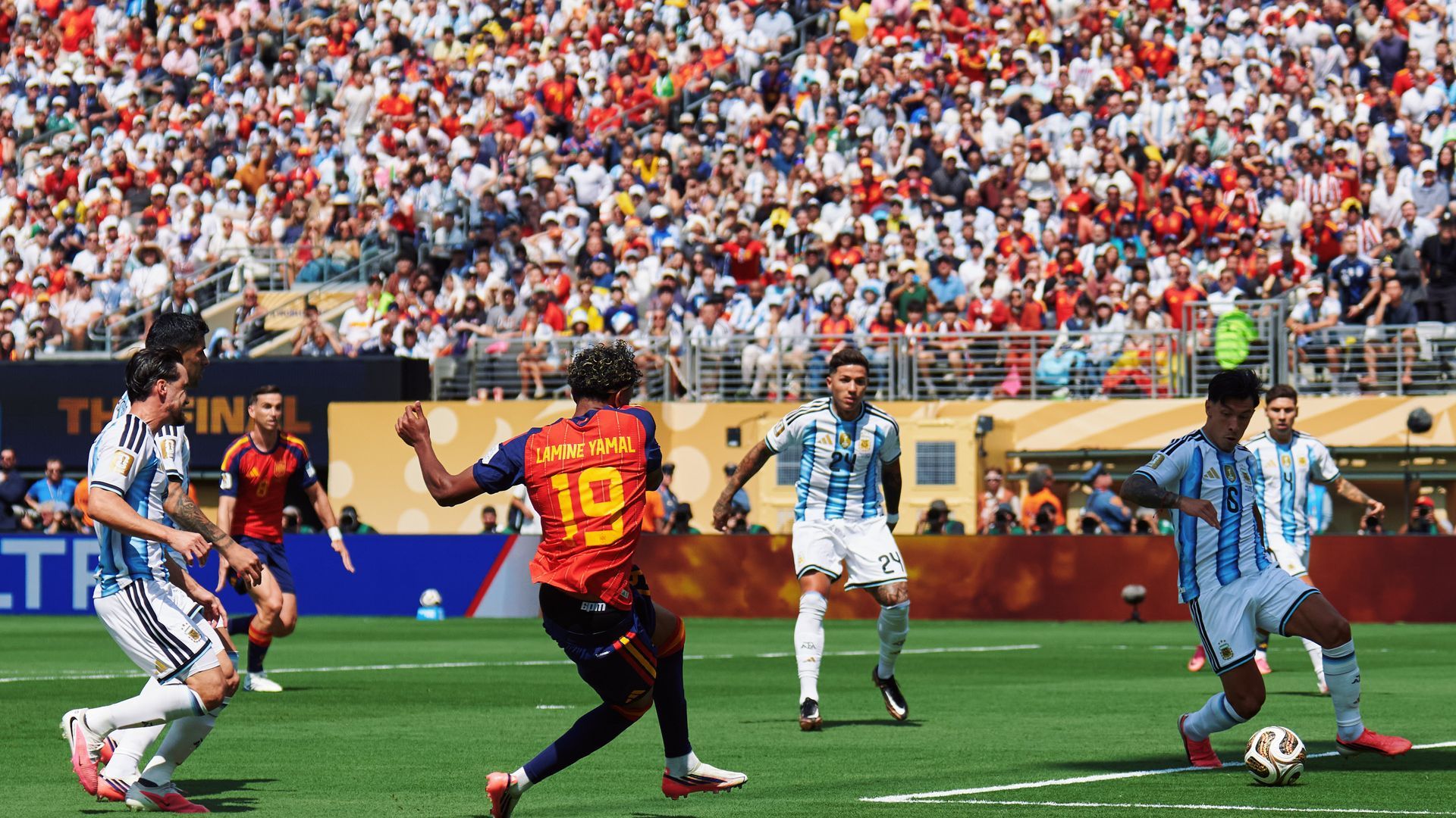 Lamine Yamal dispara en el España-Argentina