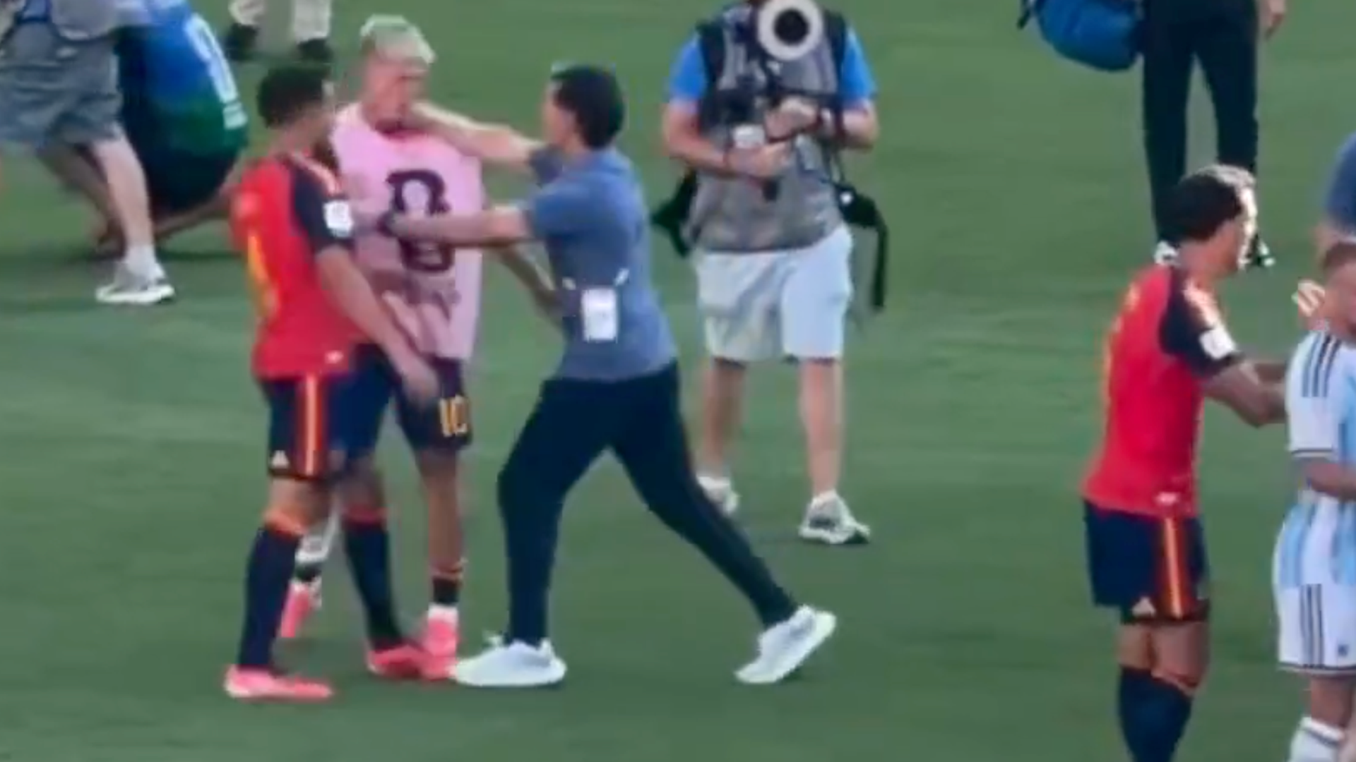 Ayala golpea a Dani Olmo Ayala golpea a Dani Olmo