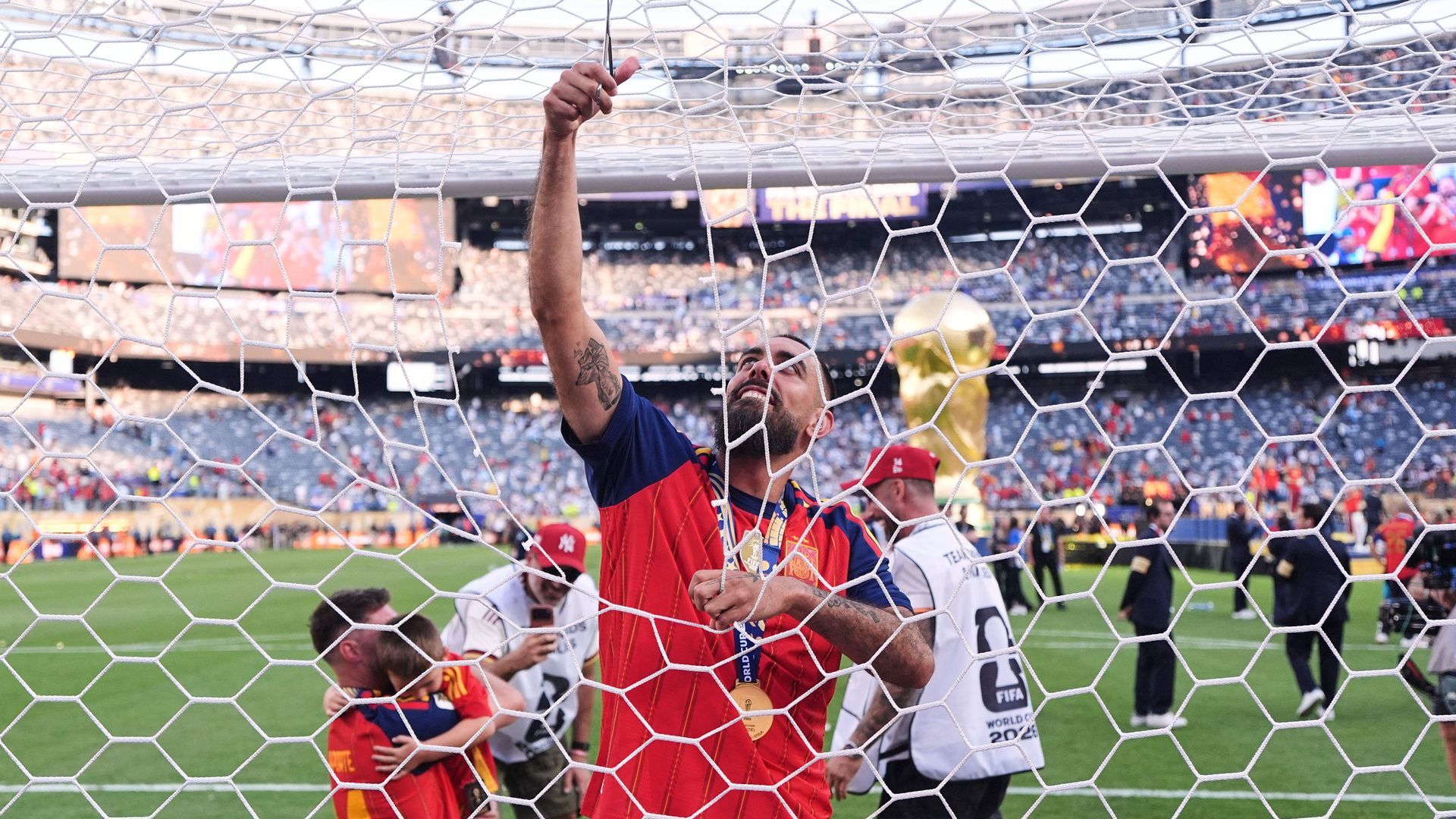 Borja Iglesais recorta un trozo de la red tras ganar el Mundial