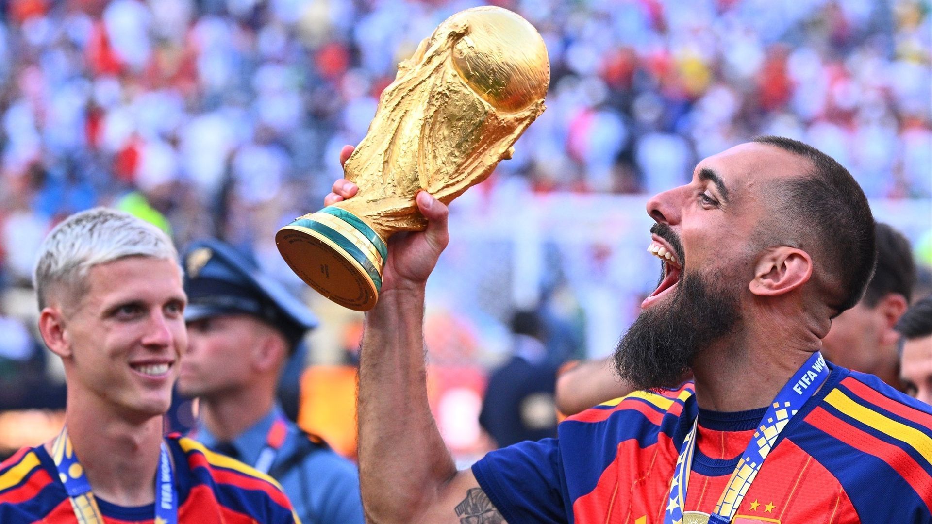 Borja Iglesias levanta la Copa del Mundo con España Borja Iglesias levanta la Copa del Mundo con España