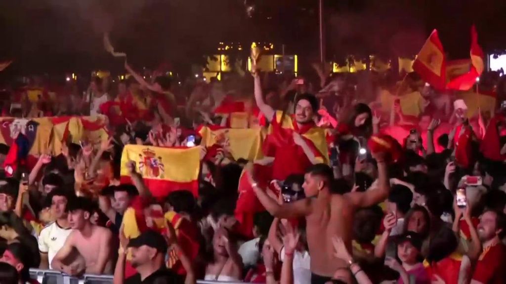 Calles y plazas abarrotadas en todo el país celebrando la segunda estrella