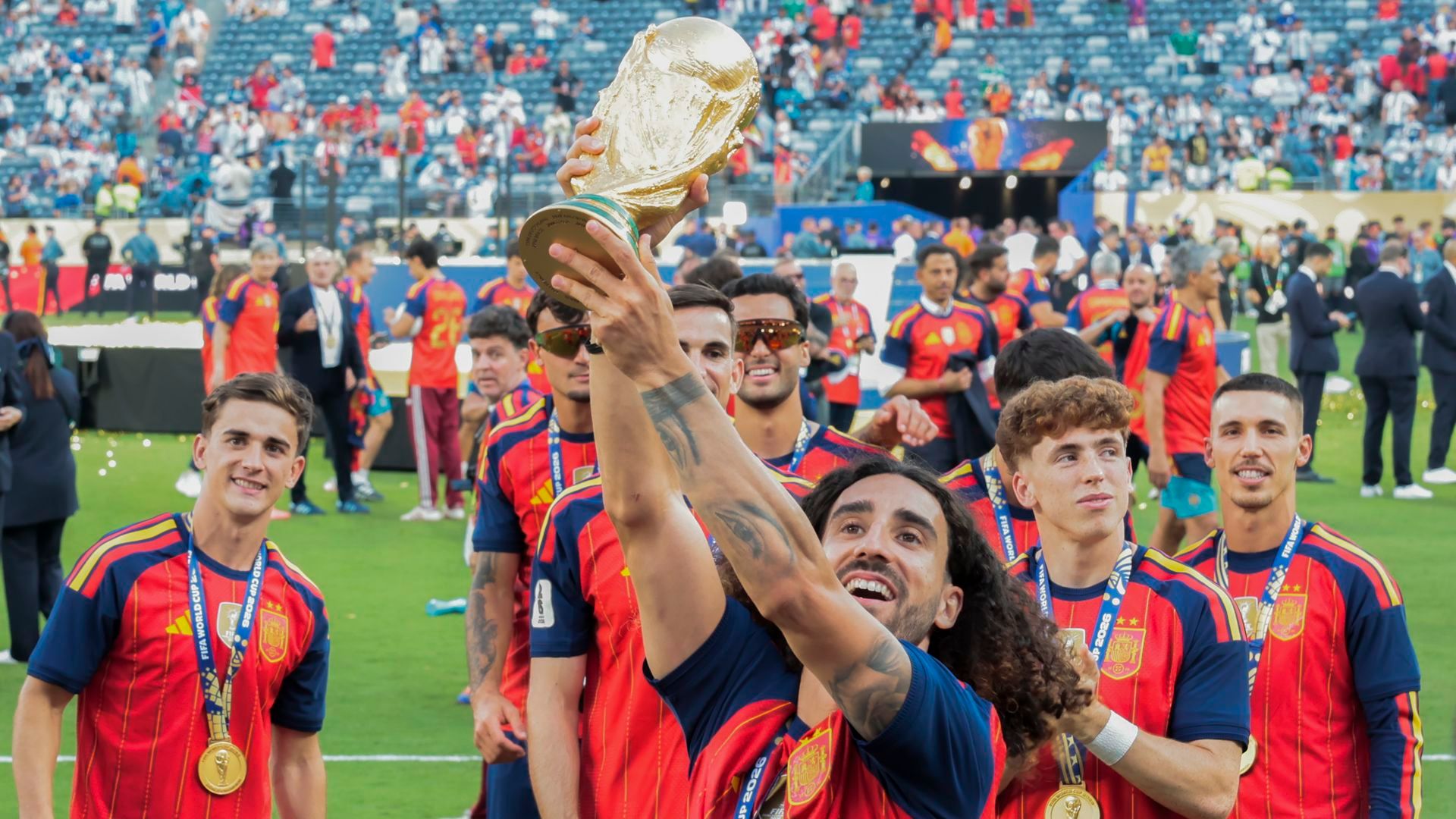 Cucurella alza la copa tras ganar el Mundial. Cucurella alza la copa tras ganar el Mundial.
