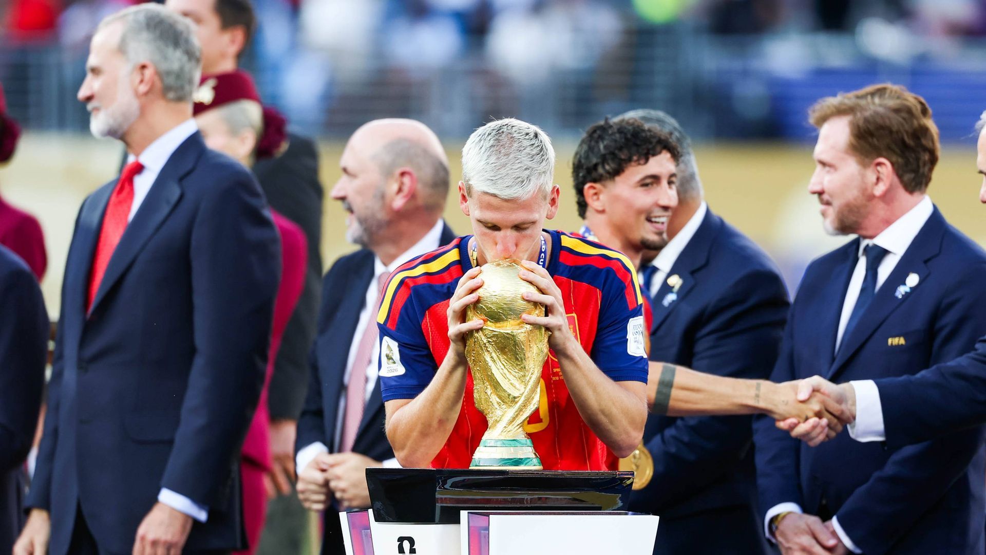 Dani Olmo besa la Copa del Mundo Dani Olmo besa la Copa del Mundo