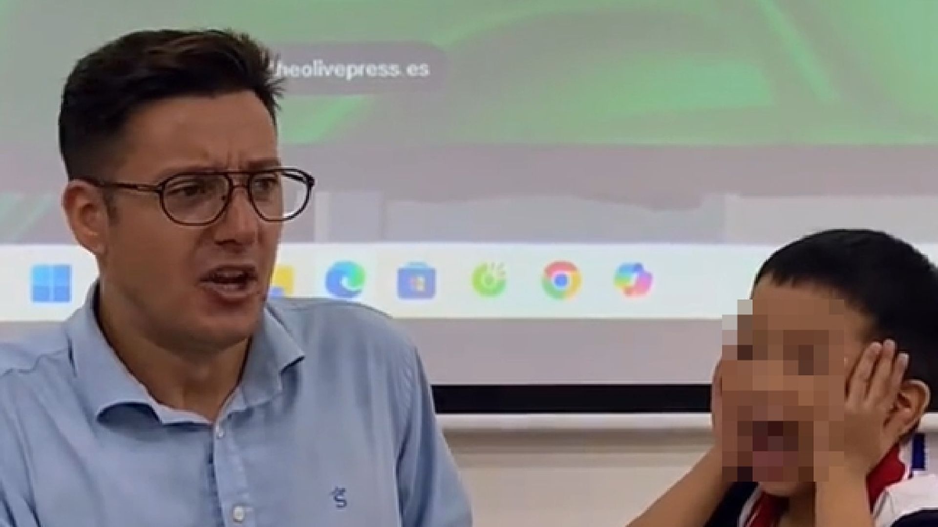 David Jiménez con un alumno vietnamita aprendiendo andaluz David Jiménez con un alumno vietnamita aprendiendo andaluz