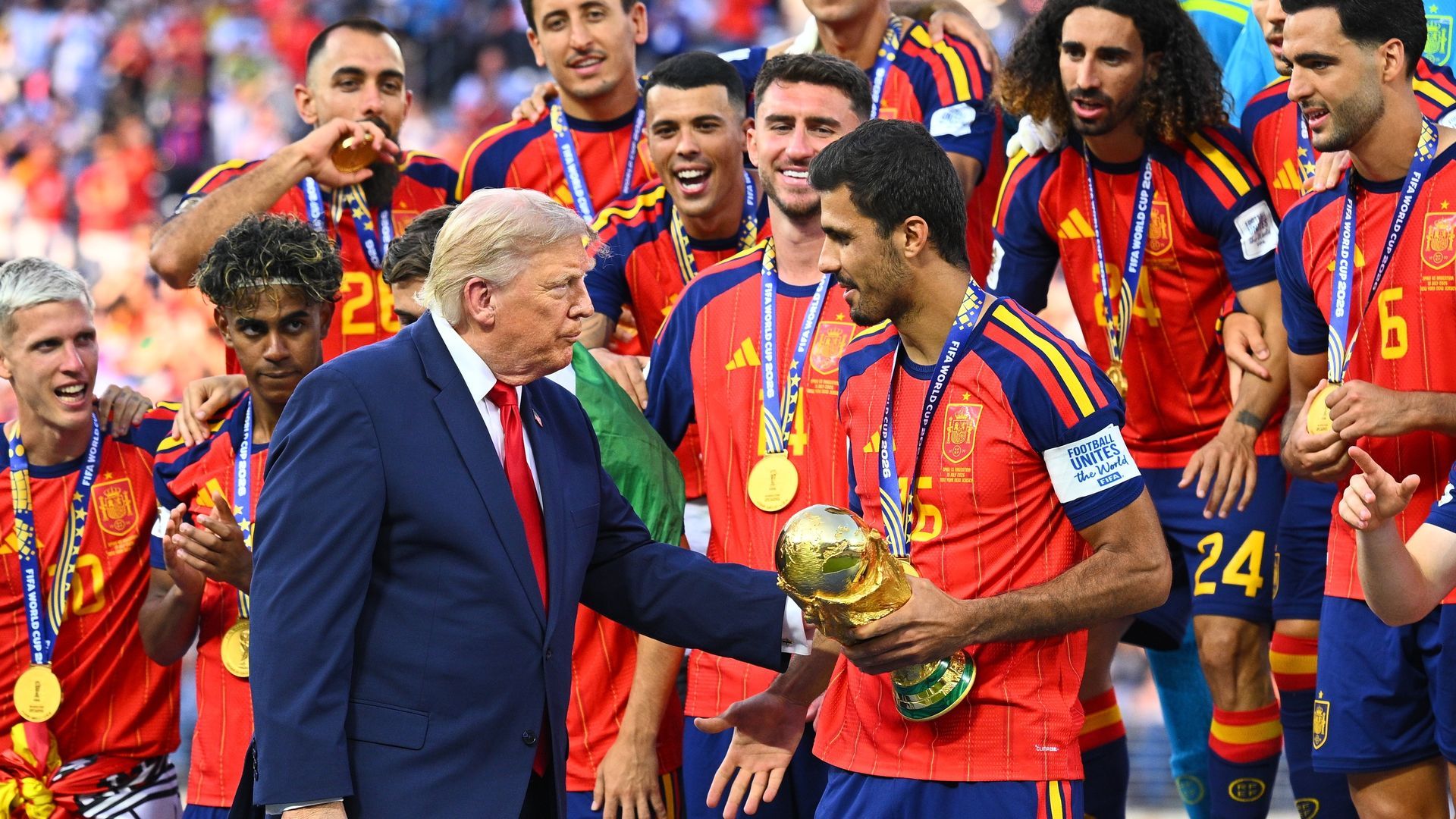 Donald Trump, junto a los jugadores españoles tras entregarles la Copa del Mundo Donald Trump, junto a los jugadores españoles tras entregarles la Copa del Mundo