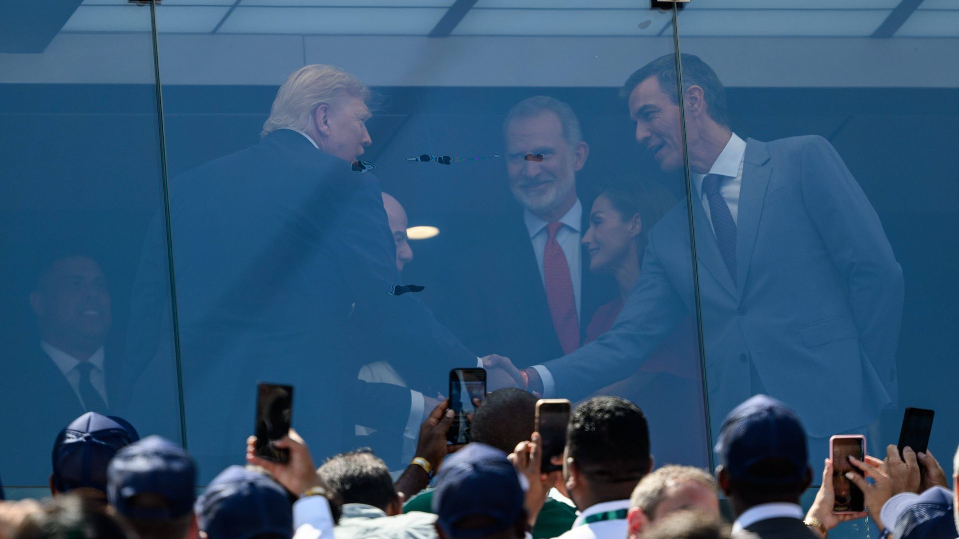 Donald Trump y Pedro Sánchez se saludan en la final del Mundial Donald Trump y Pedro Sánchez se saludan en la final del Mundial