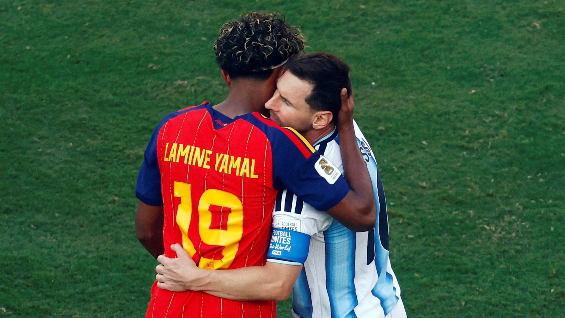 El abrazo de Lamine Yamal a Messi tras las derrota de Argentina El abrazo de Lamine Yamal a Messi tras las derrota de Argentina